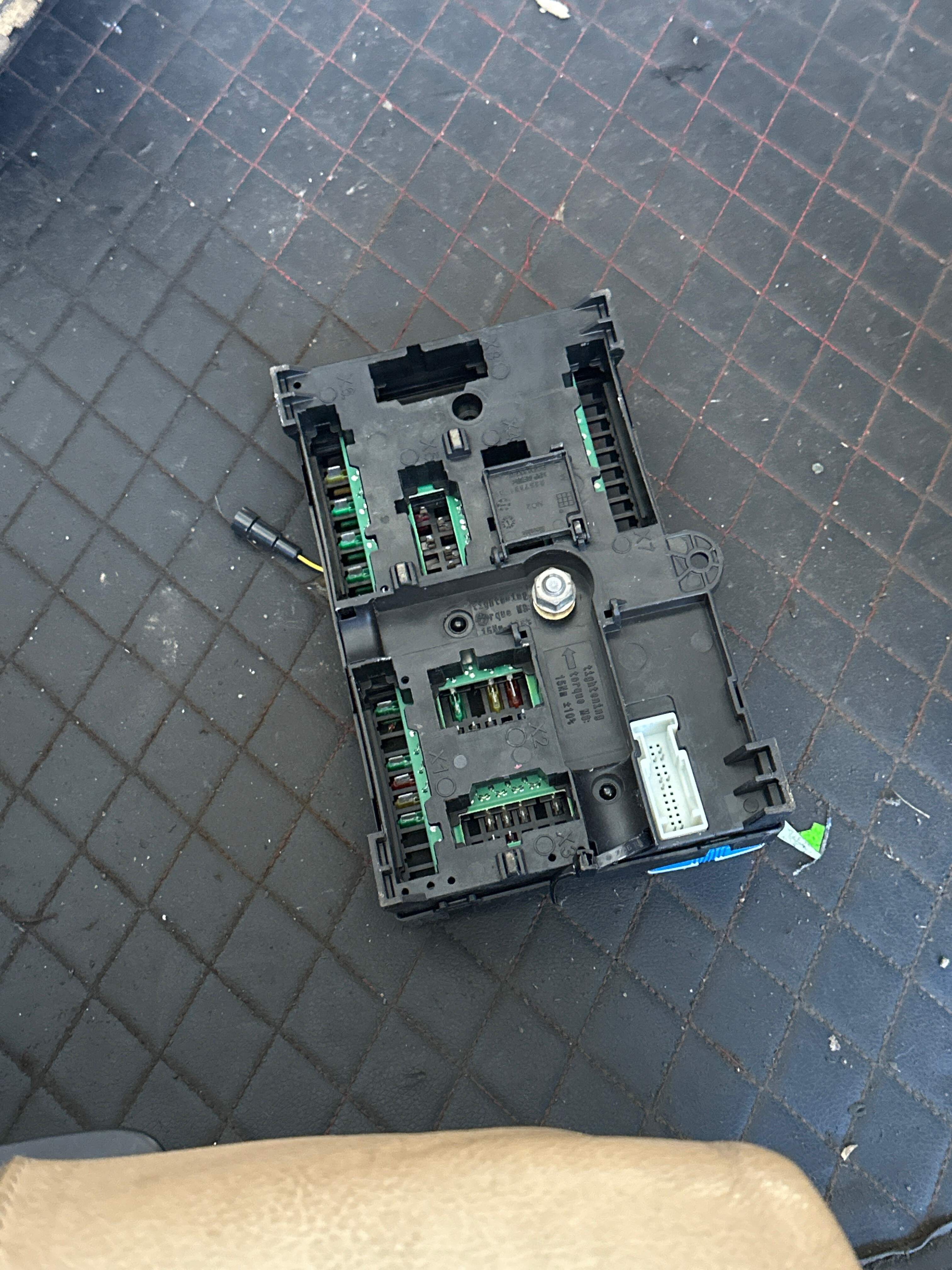 61146828075 后部配电器