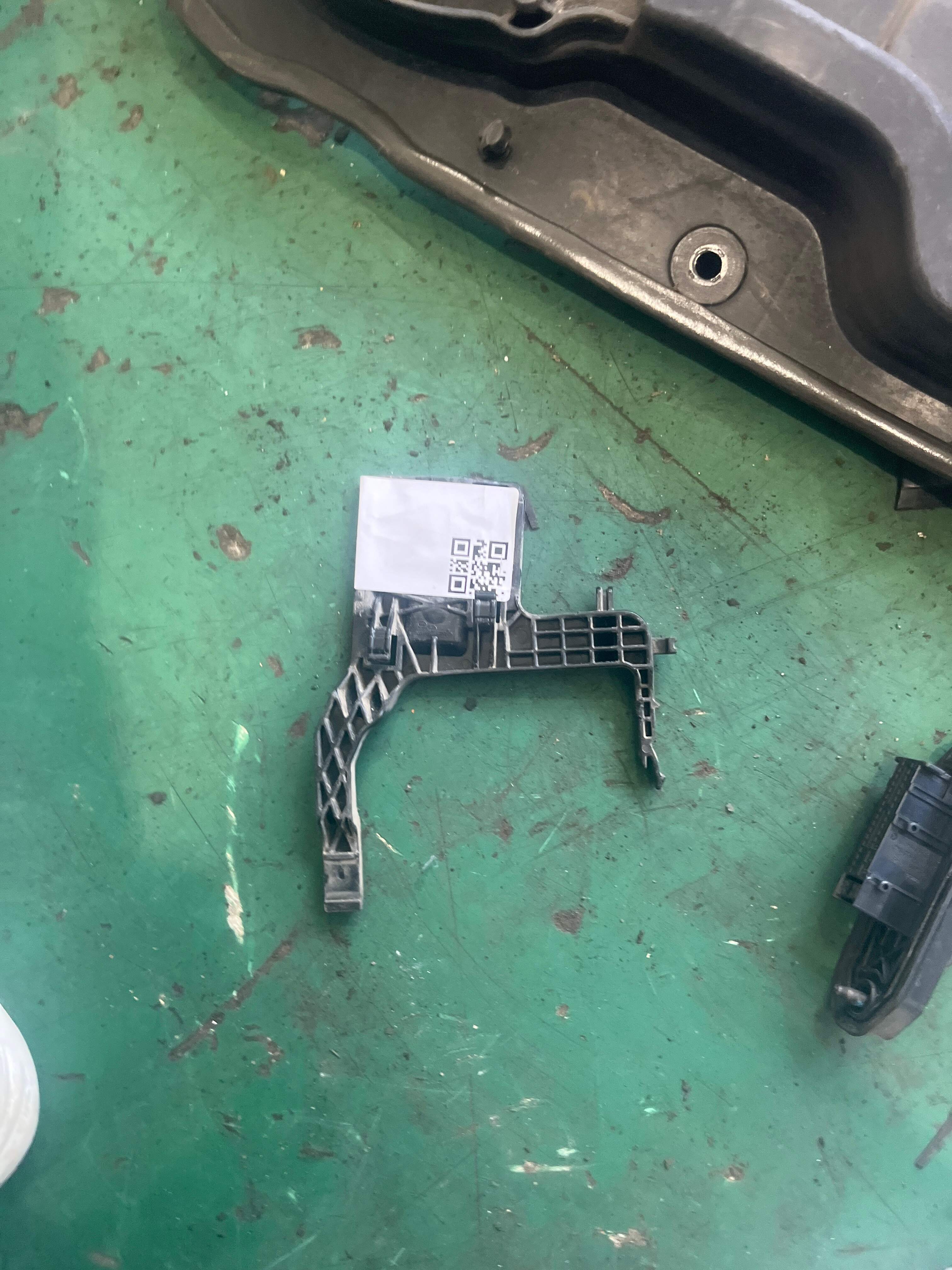 82484B3000 前门门闩搭扣座(左)
