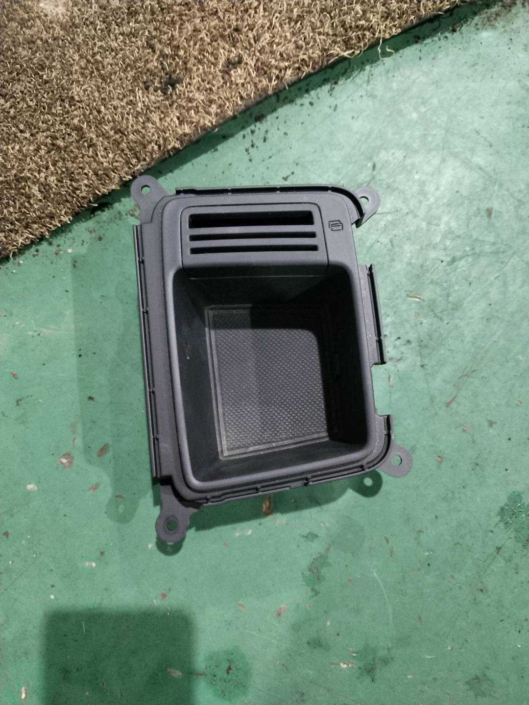 8WD863383 Storage Box