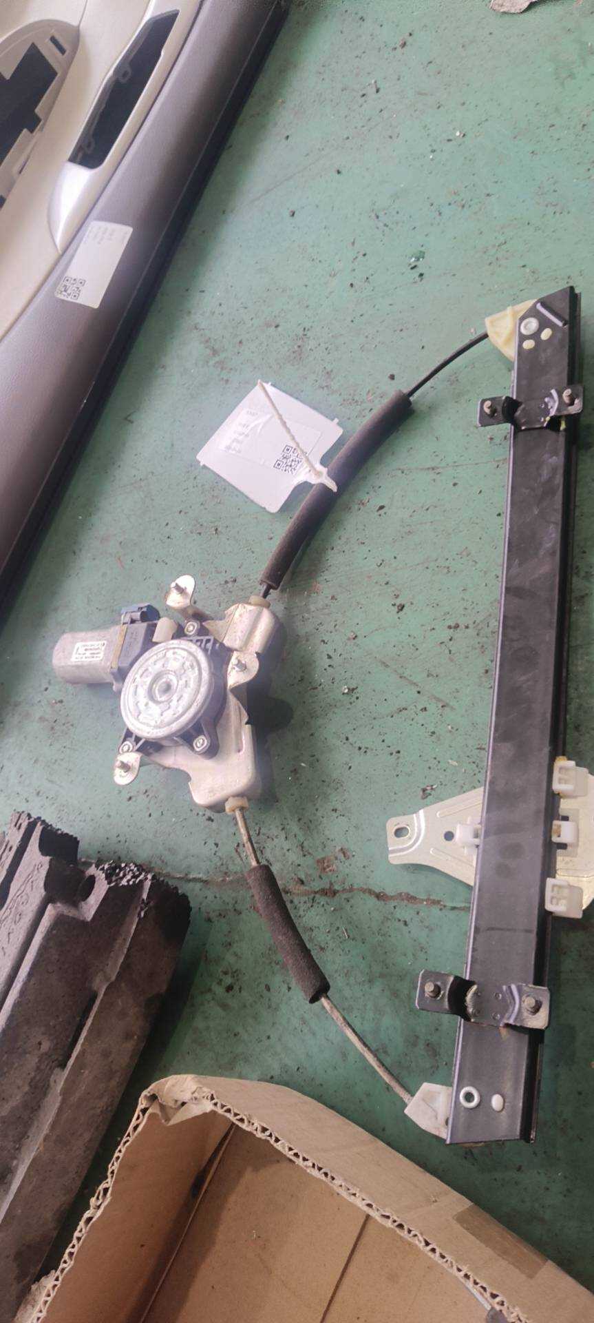 90805773 Front Door Window Regulator Assembly, Right