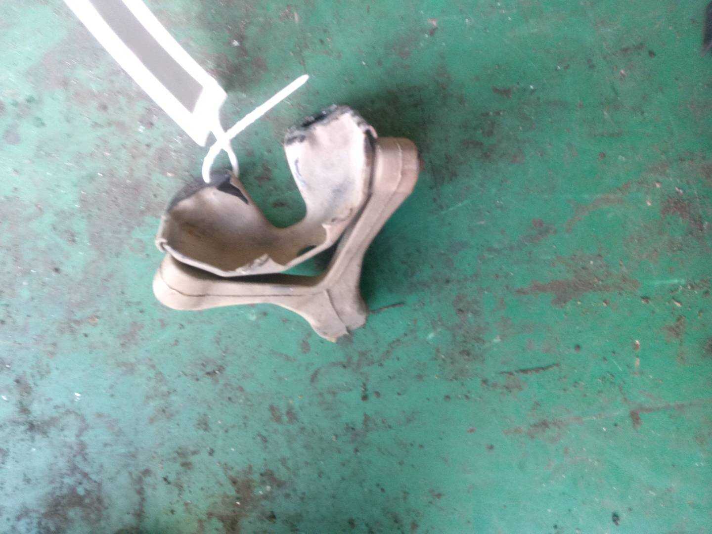 8D0253147E 后排气管吊耳（前）