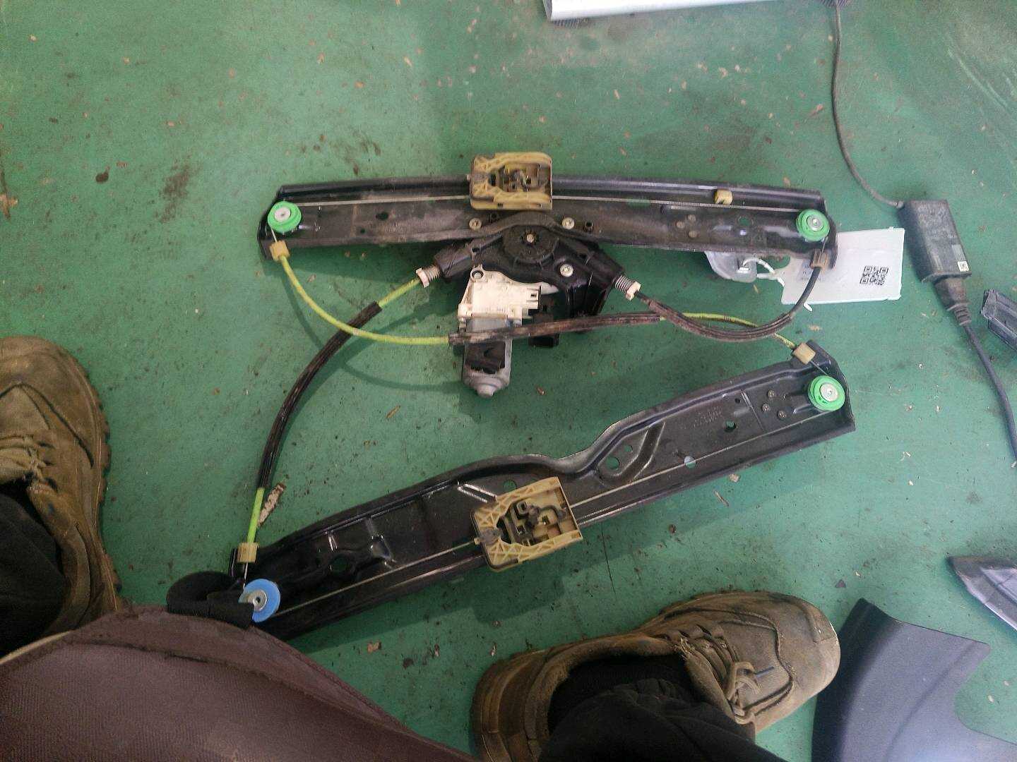 T4A1202 Rear Door Window Regulator Assembly, Right
