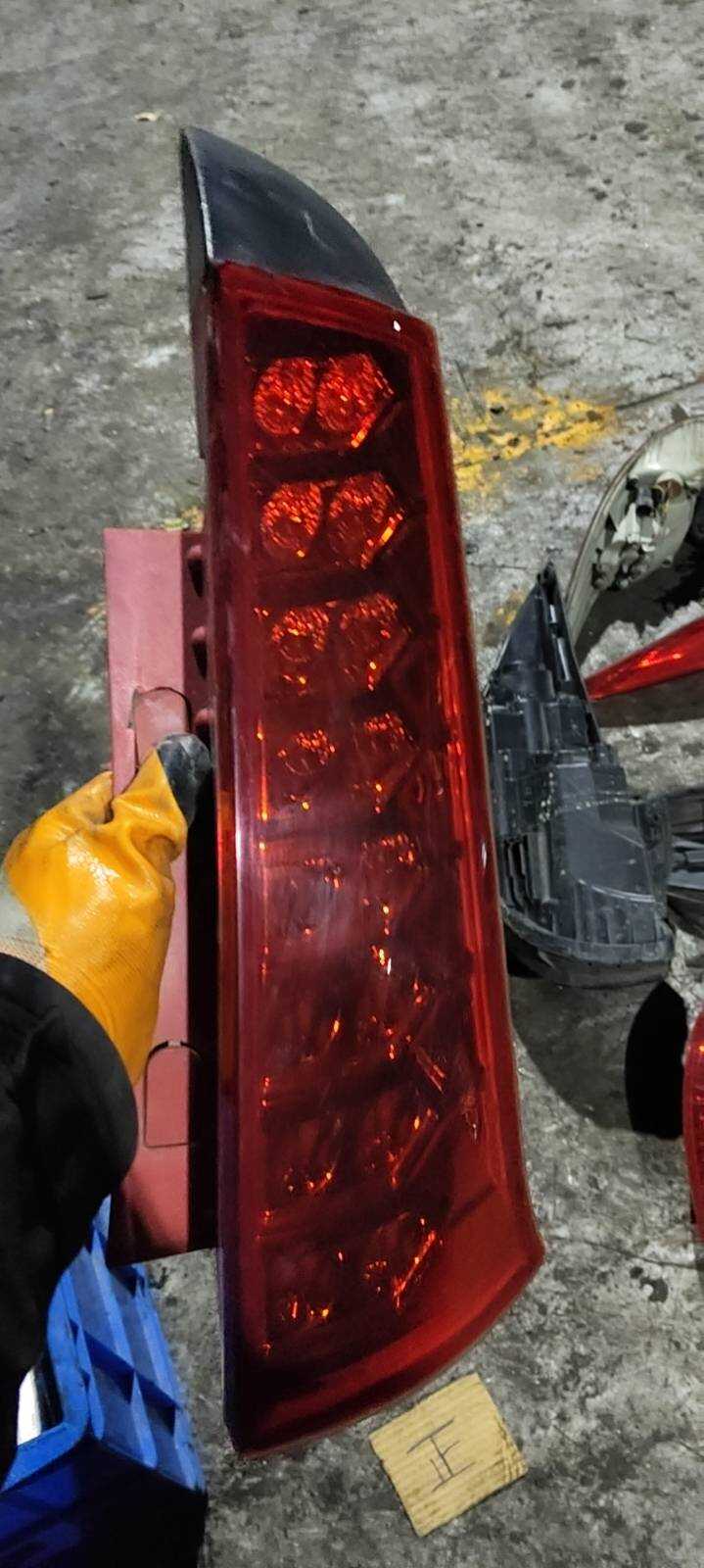 7526200 Right Upper Tail Light