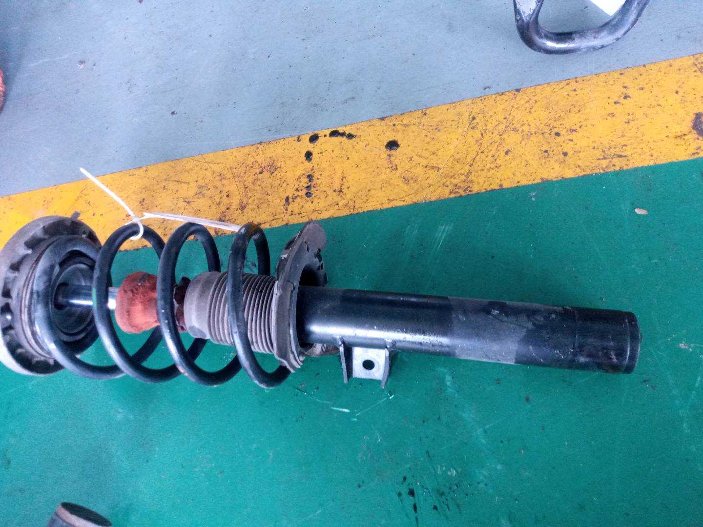 31316796316 前减震器总成(右)