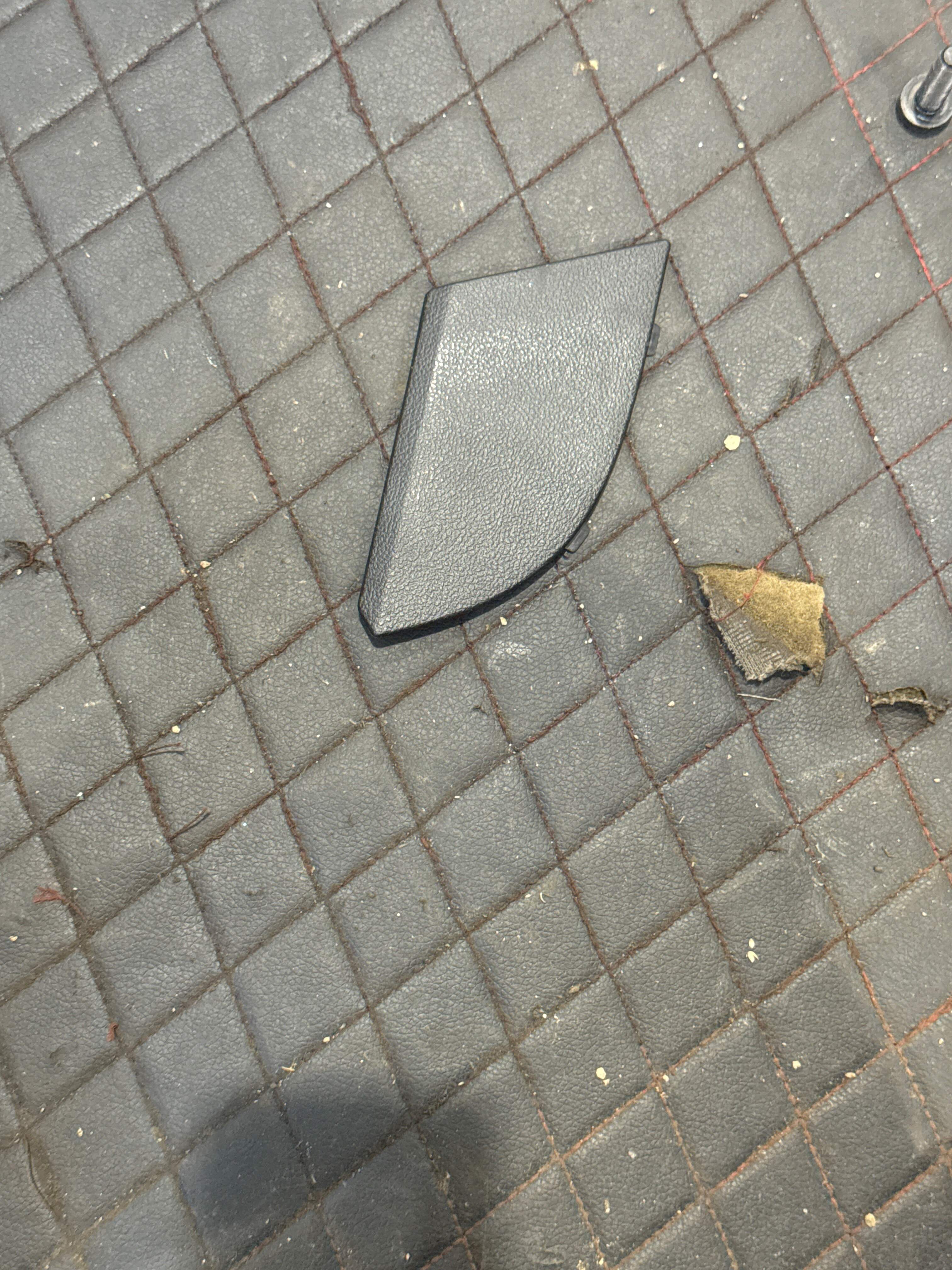 51477481927 盖罩 安全带传感器 左