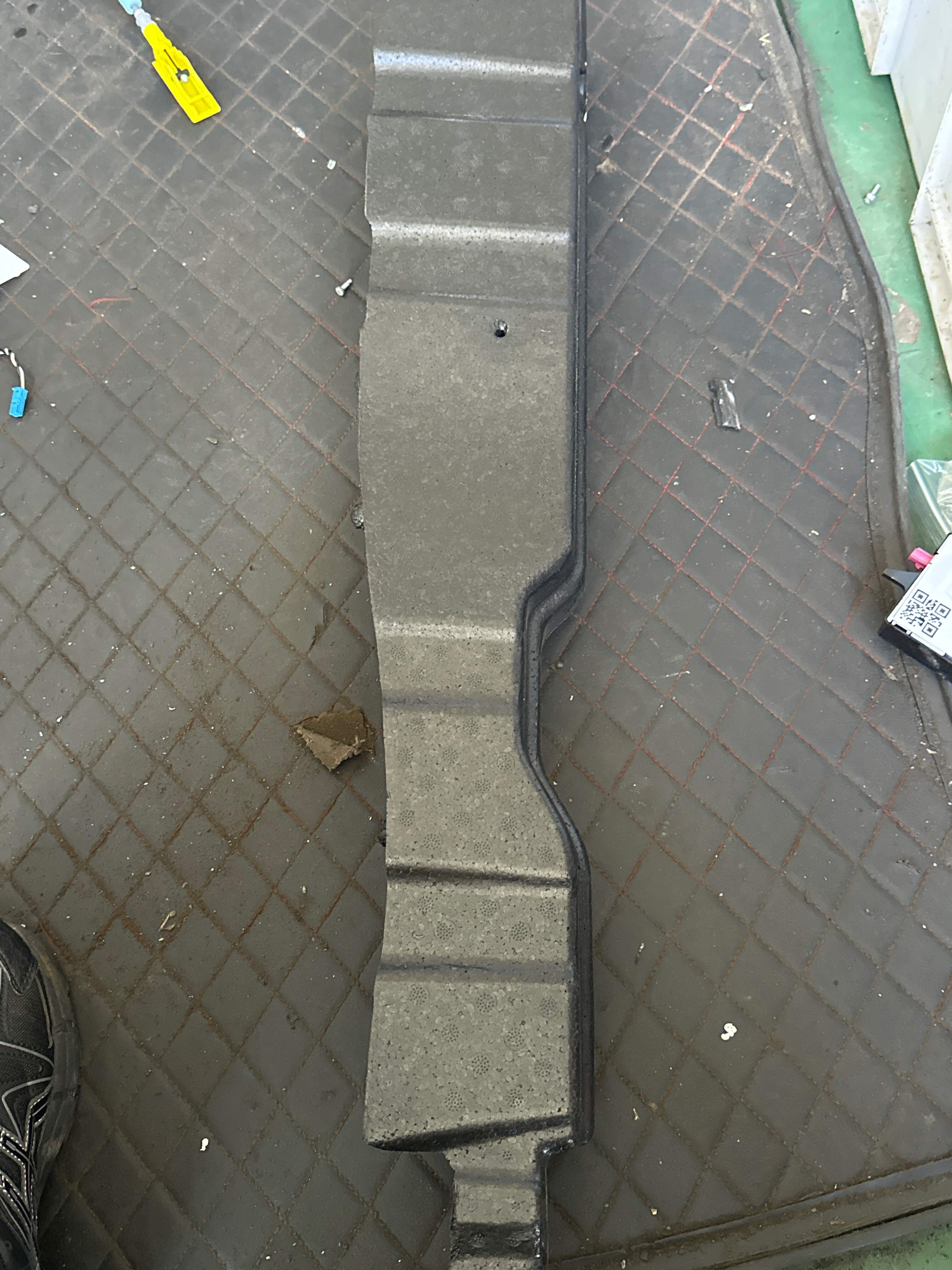 51477425355 行李箱底板支撑件(左)
