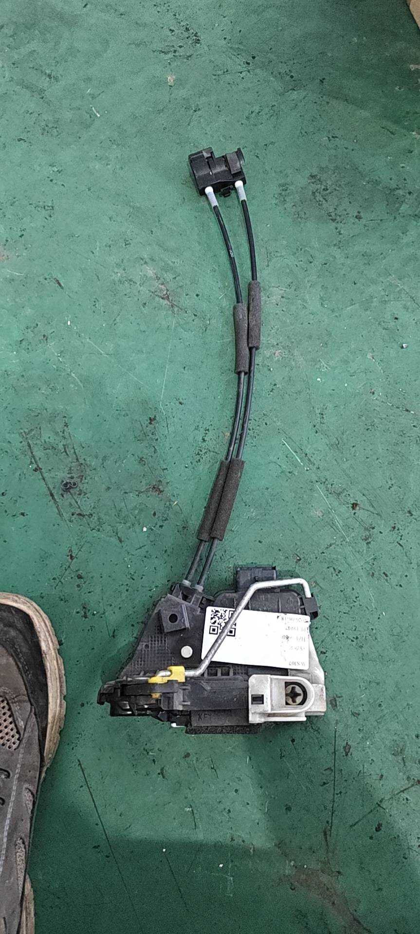 813101X000 前门锁机构(左)