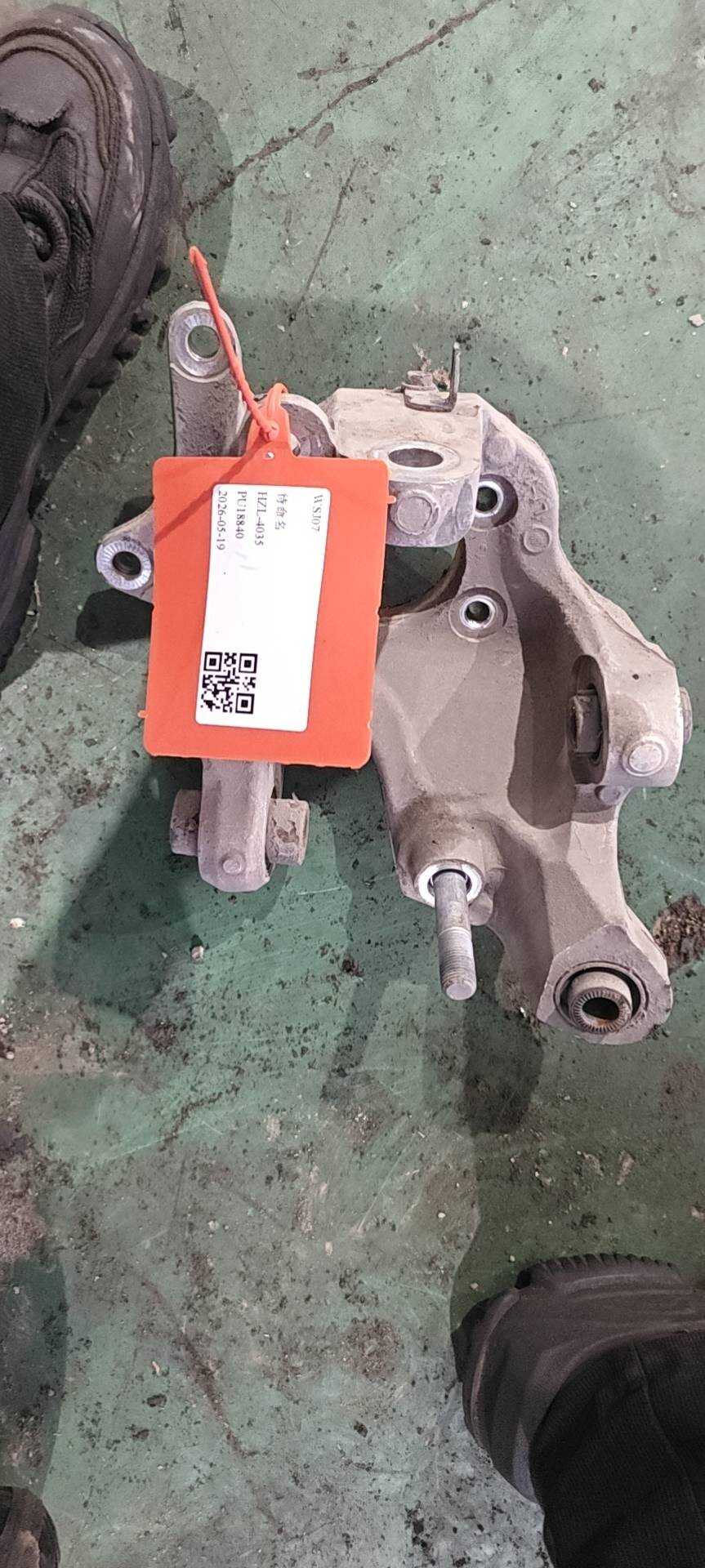 4050022400 左后桥轴头支座