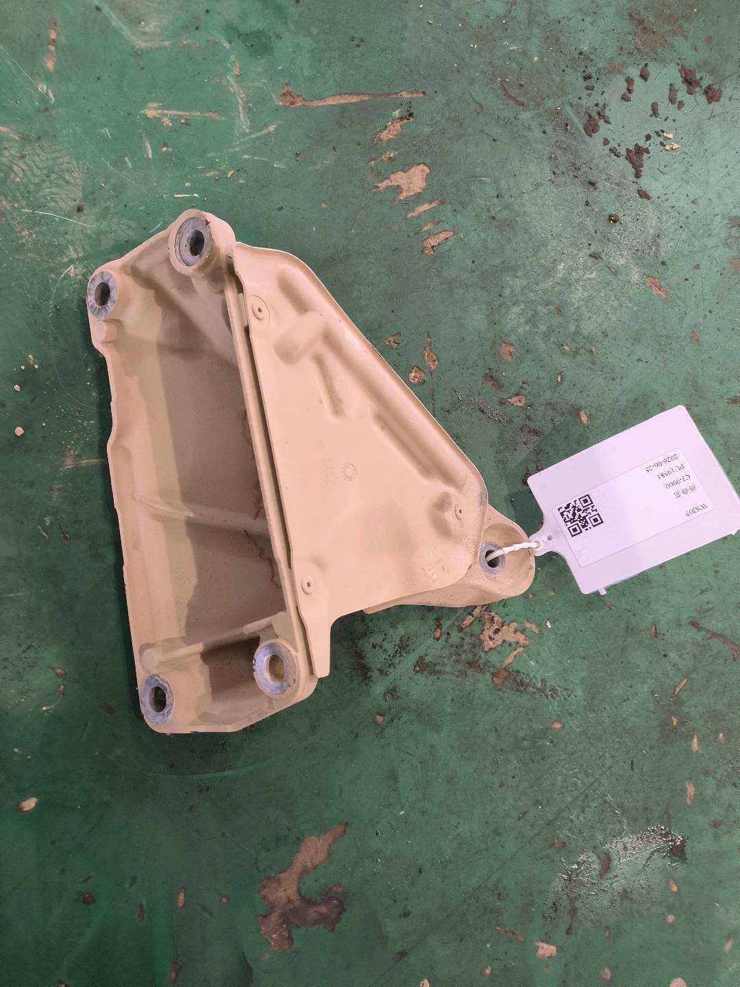 22116784828 发动机支架(右)