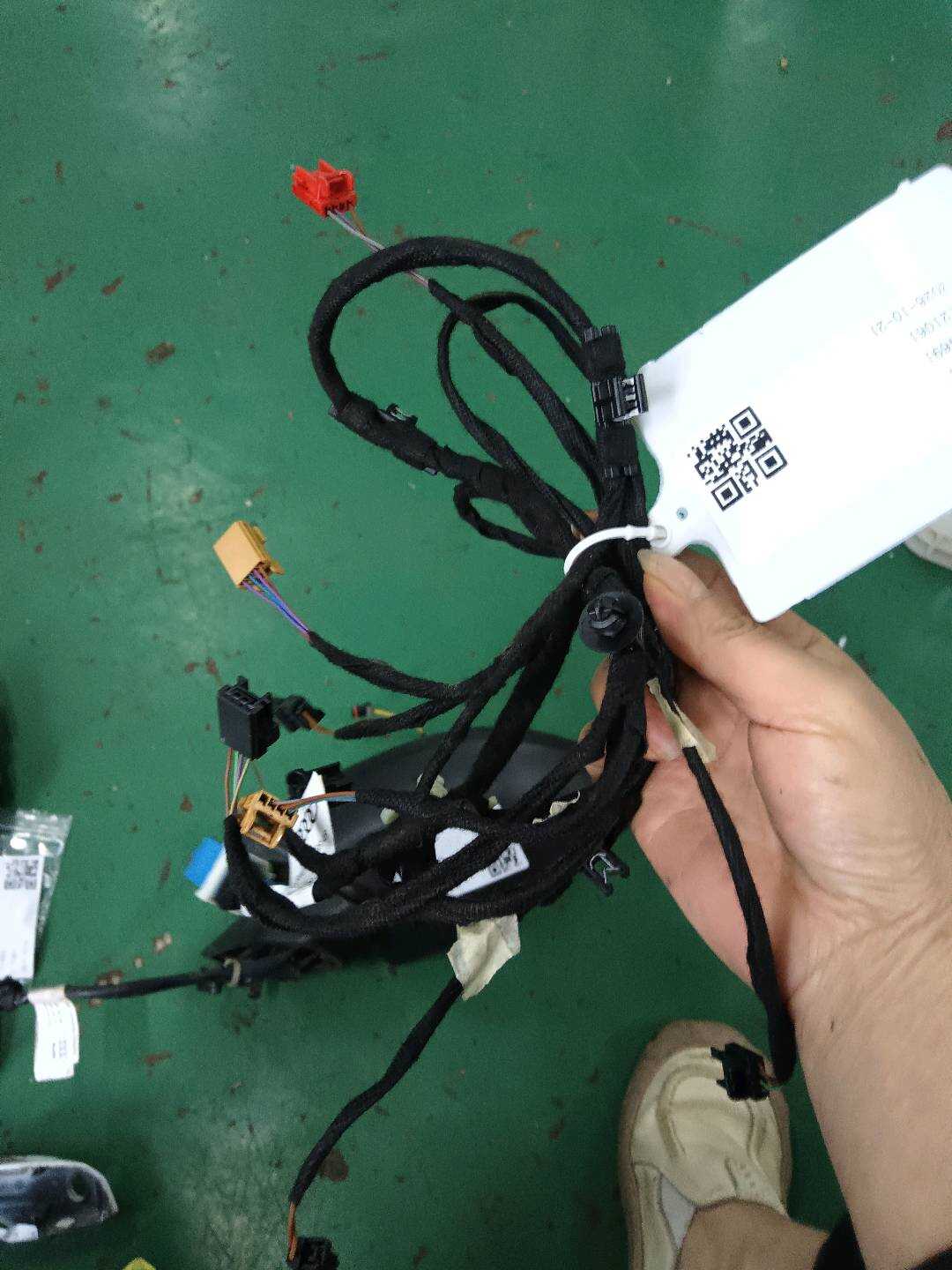 L8W0971036AE Front Door Auxiliary Wiring Harness, Right