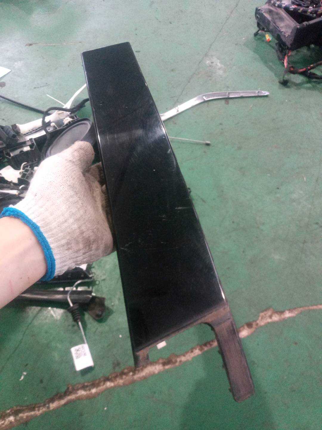 A1567320329 后门窗框外饰板（左前）