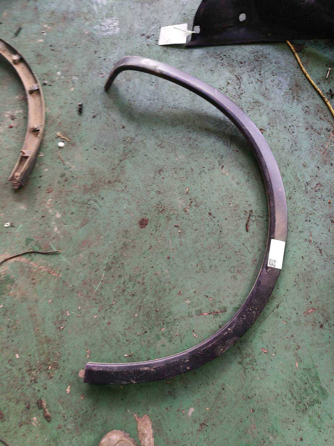95855982820 后轮轮眉(右)