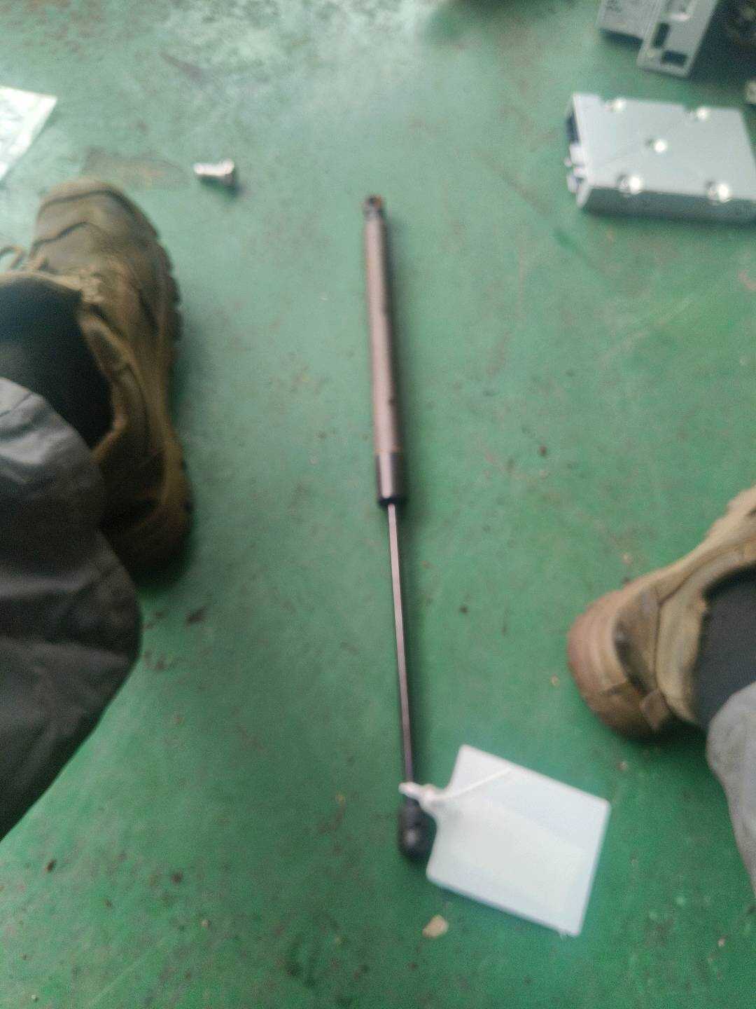 8R0827552A 尾盖撑杆