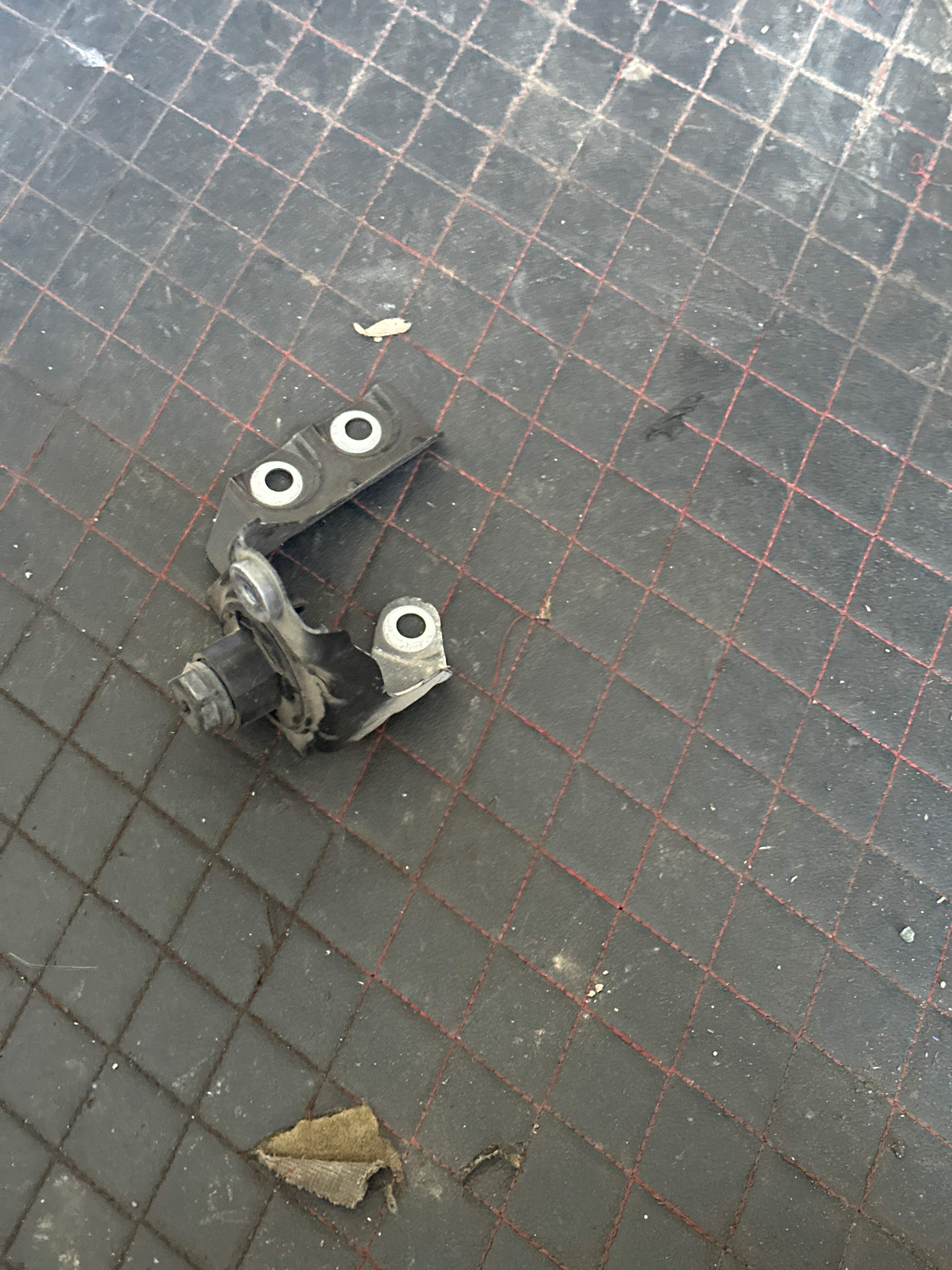 41357475796 前叶子板固定架（右前上）