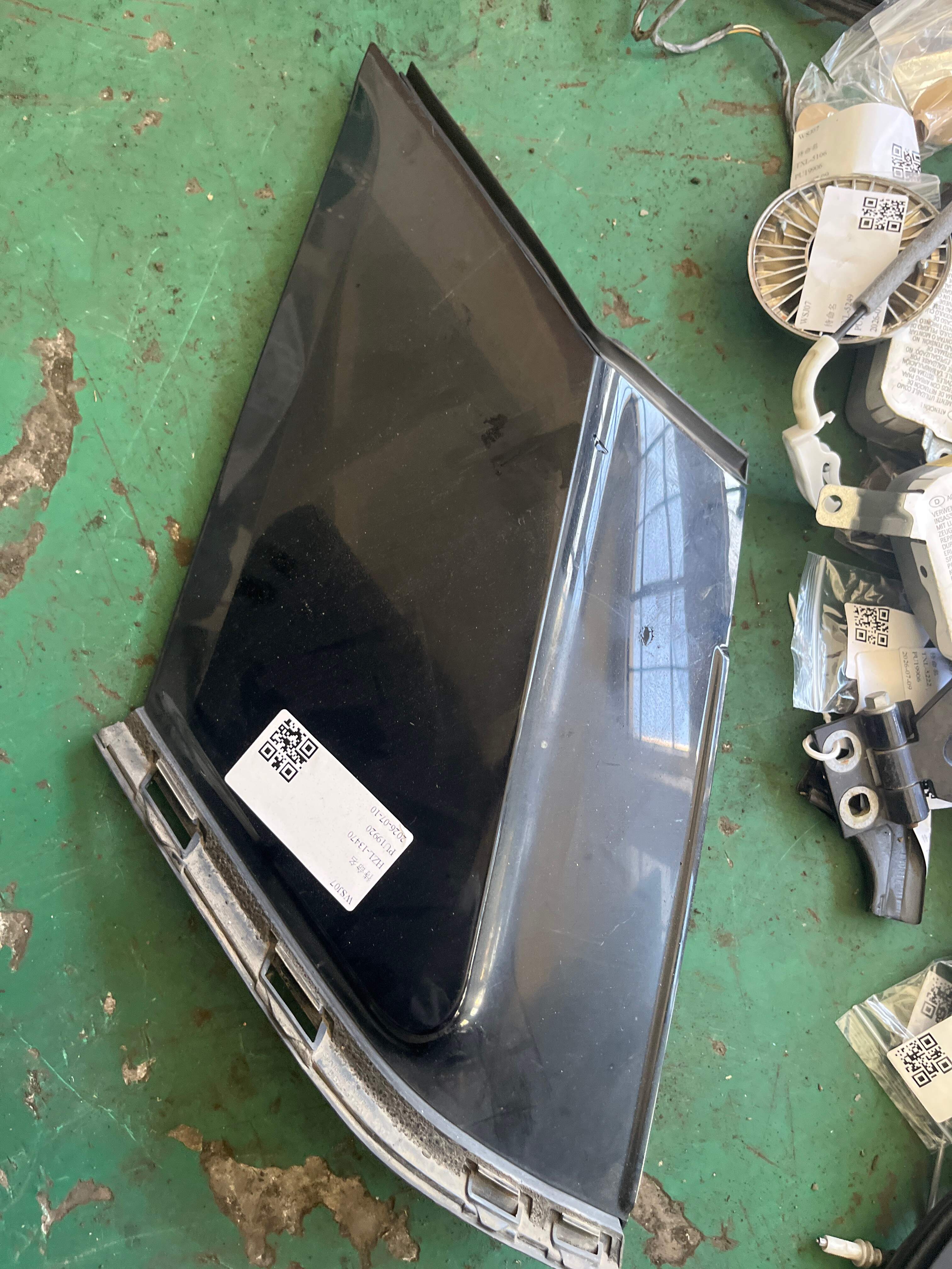 LR050763 Tailgate Outer Trim Panel (Left Upper)