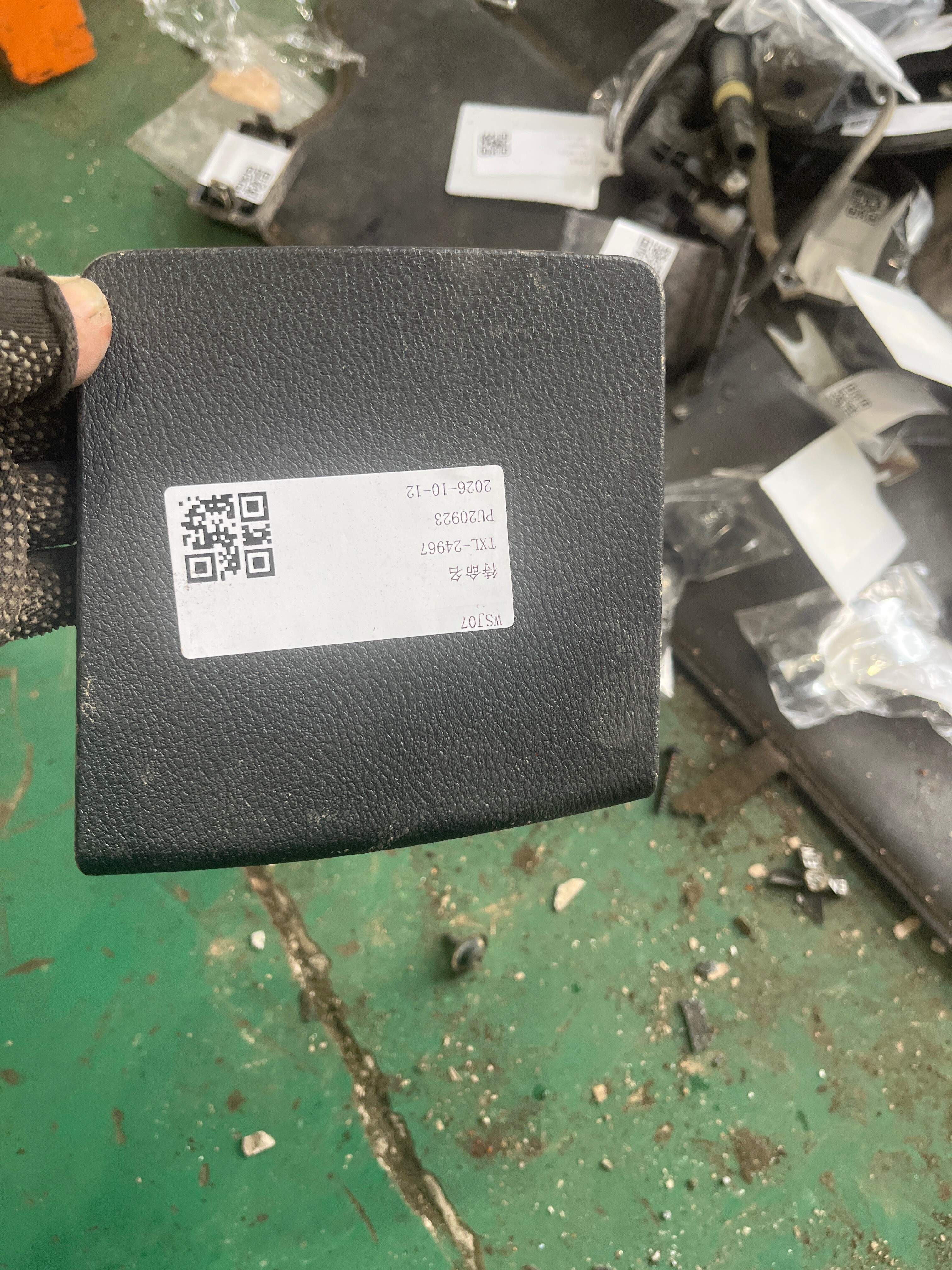 51497339438 盖罩(右)