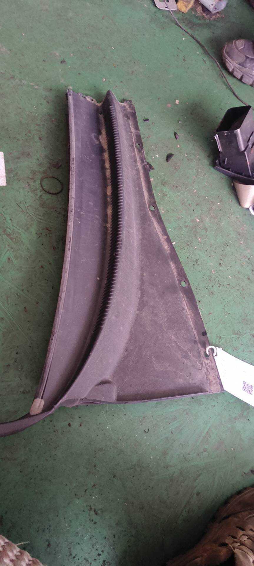 9048462 Front Windshield Cowl Grille, Right