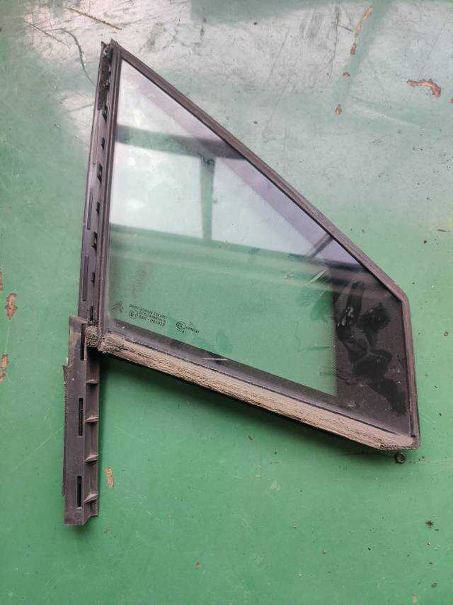 9202E1 Front Door Quarter Glass, Right