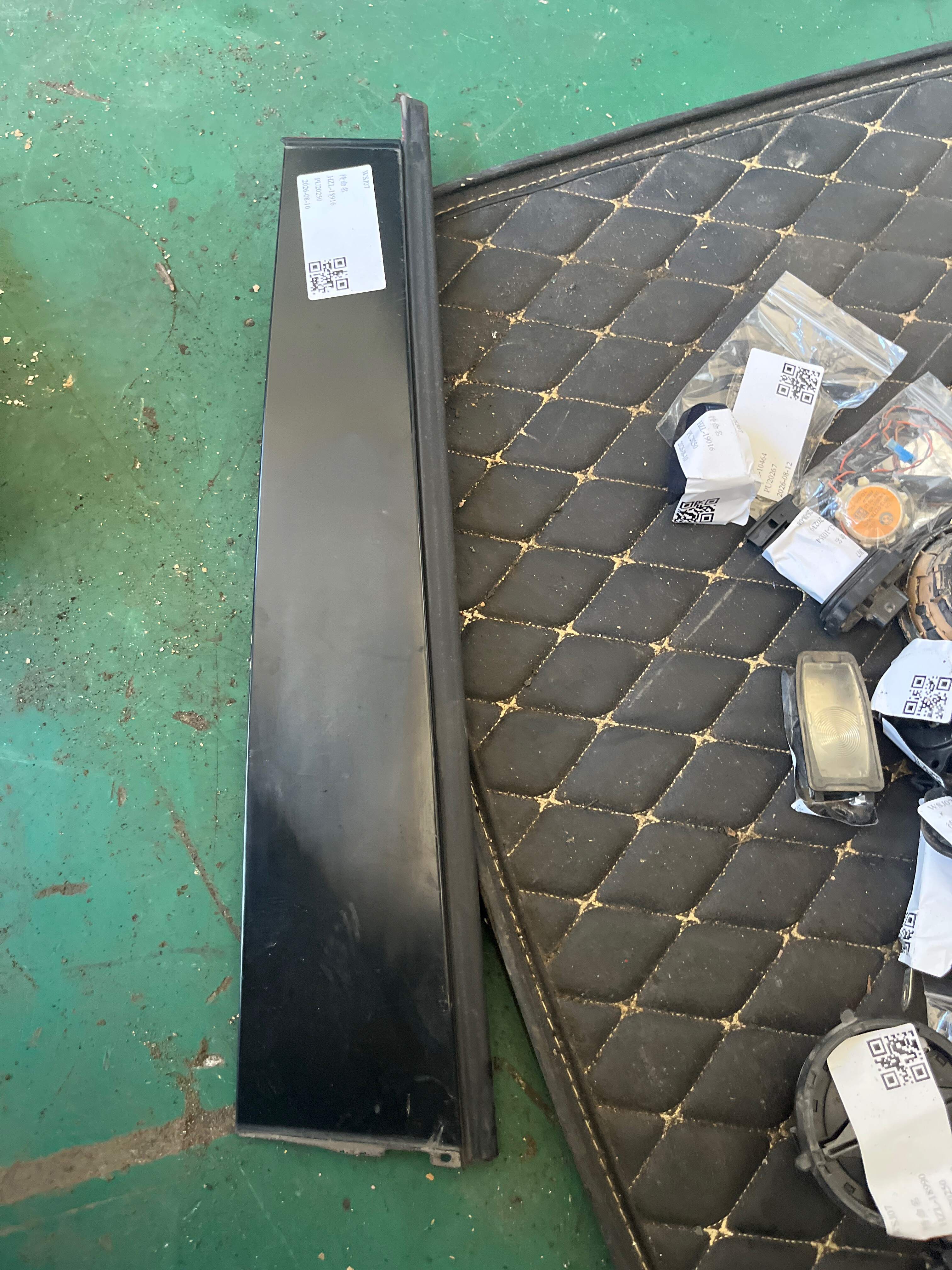 LR001739 Rear Door Window Outer Molding, Front Right