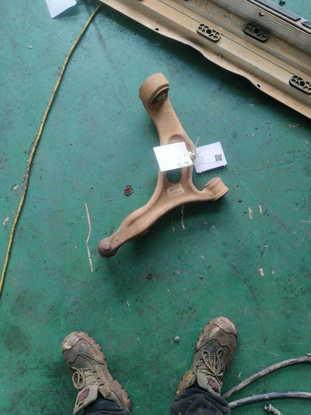 95834105403 前下摆臂(右)