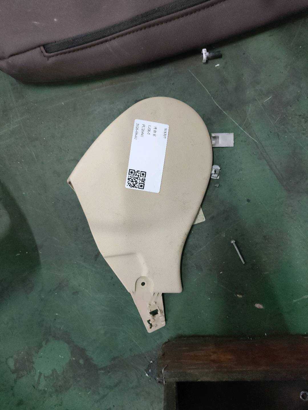 52107318980 驾驶员座椅侧饰板（右）