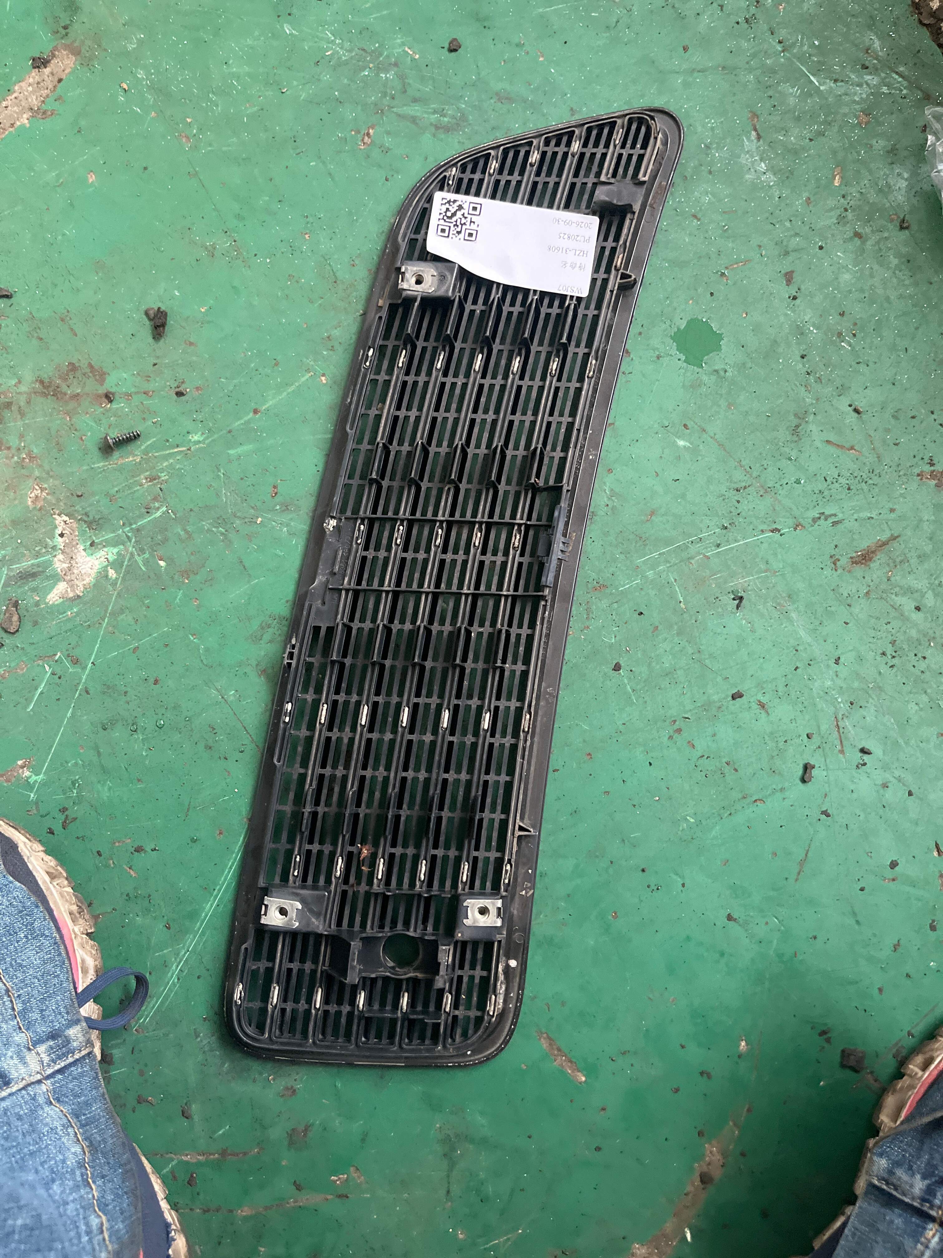 A22188003059197 前机盖进气格栅（左）