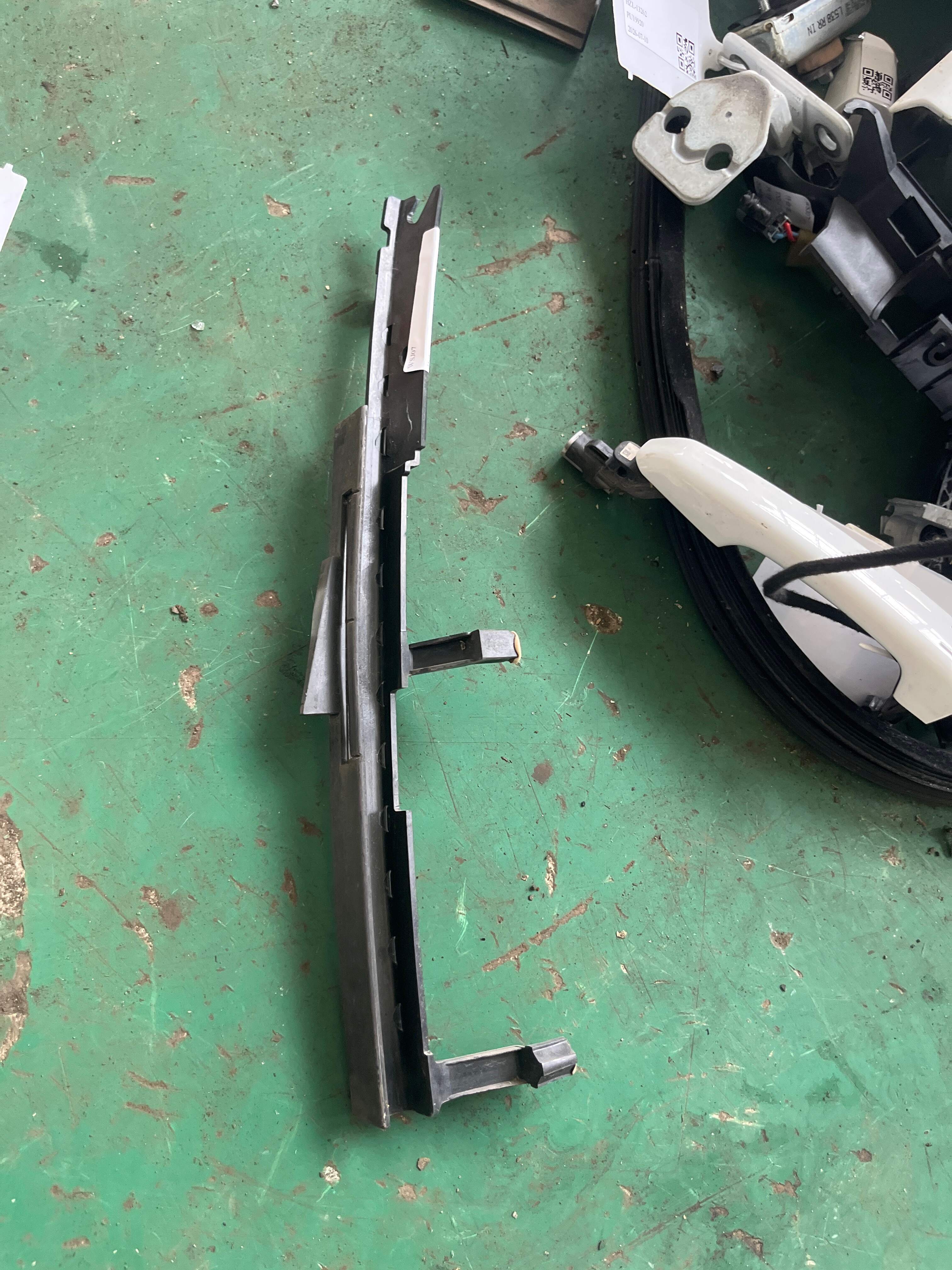 LR033402 Rear Door Window Guide Rail, Right