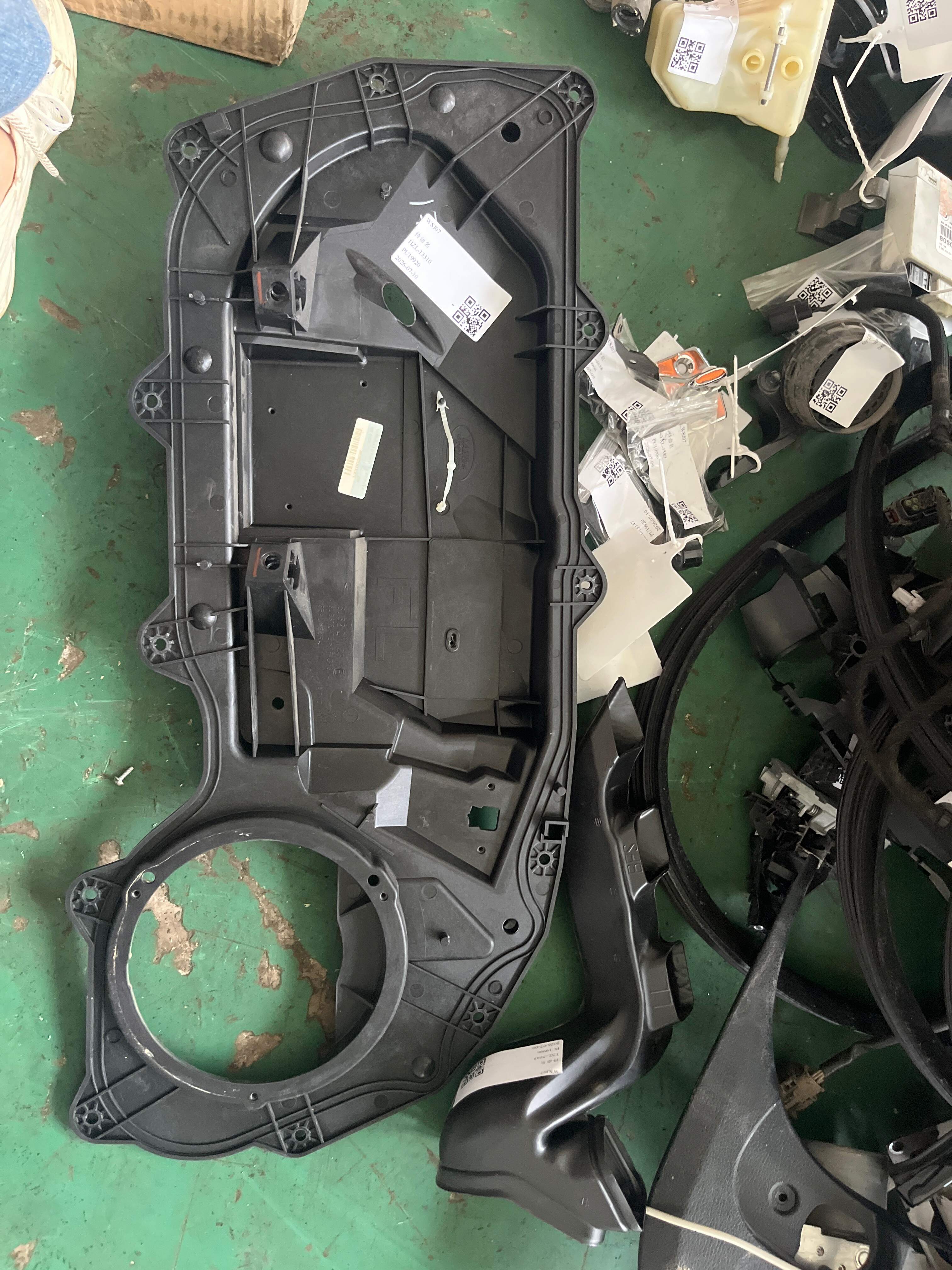 LR048305 Front Door Center Divider, Left