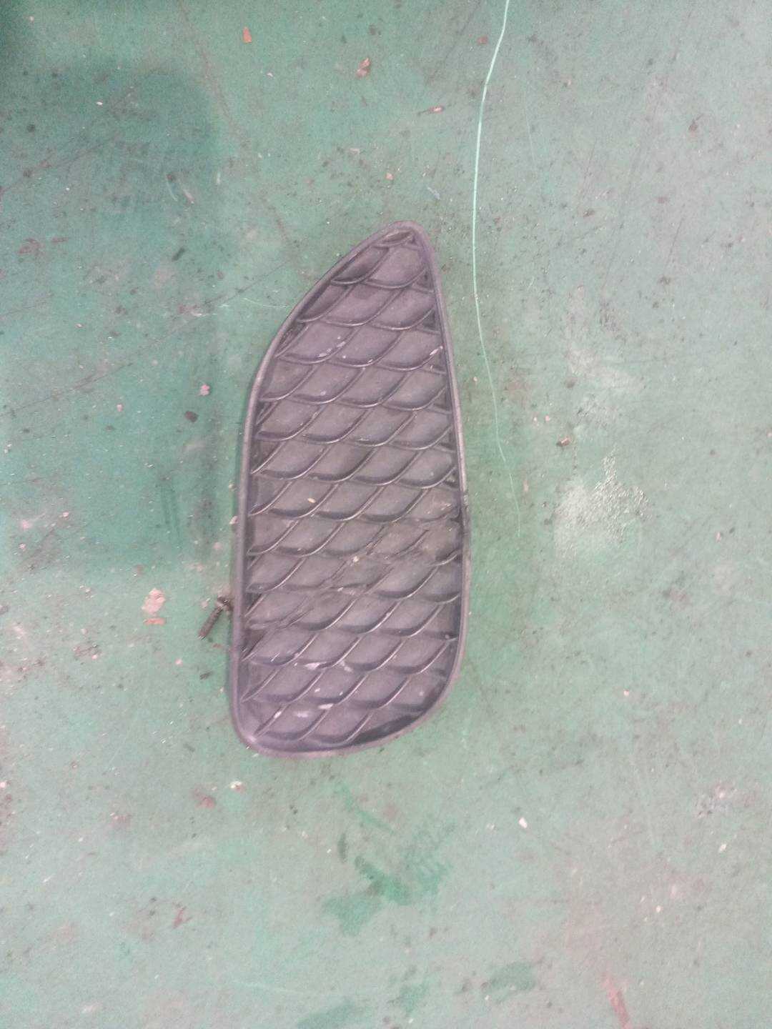 A1568853422 前保险杠格栅(右)