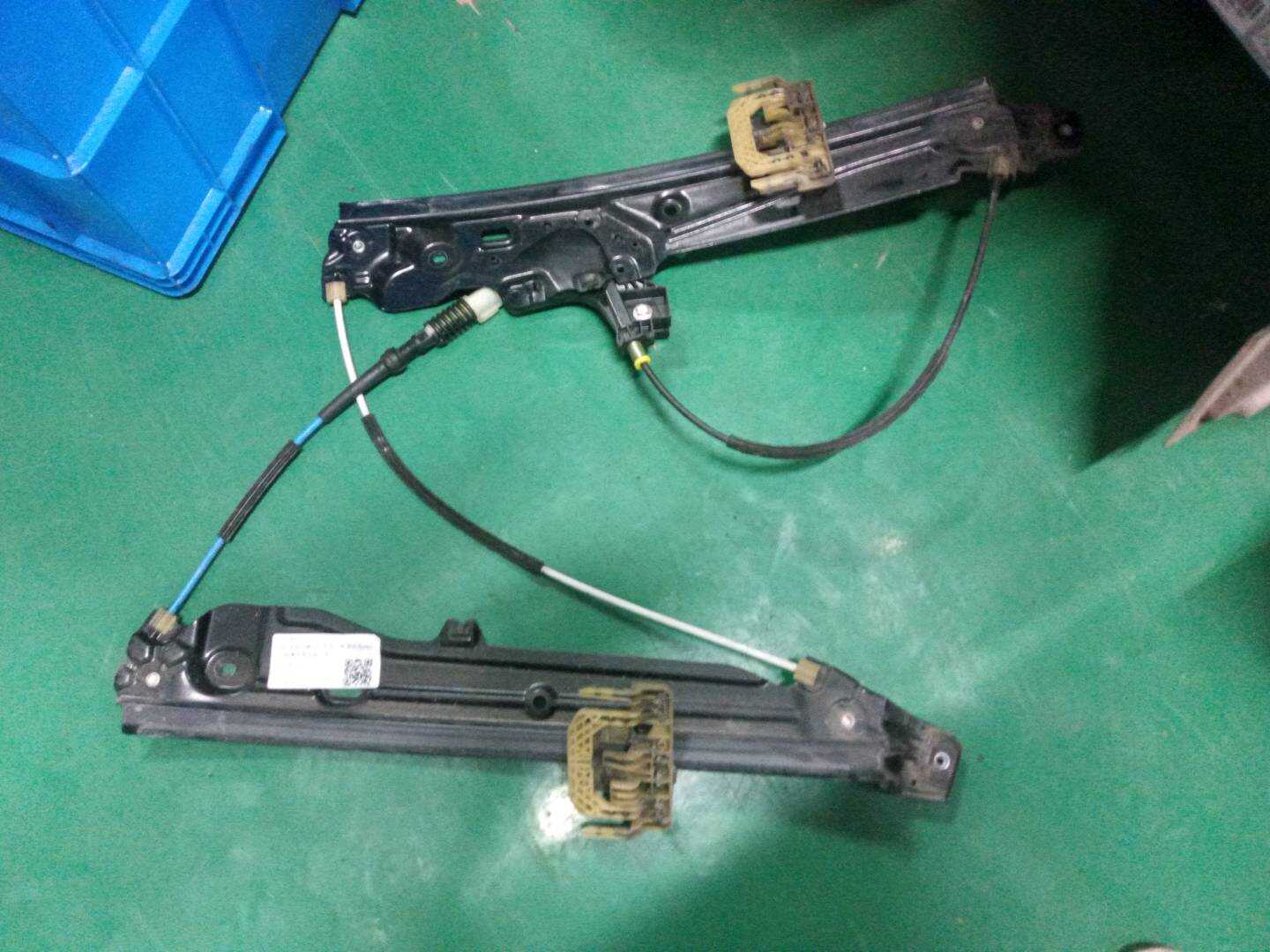 51337182131 前门玻璃升降支架(左)