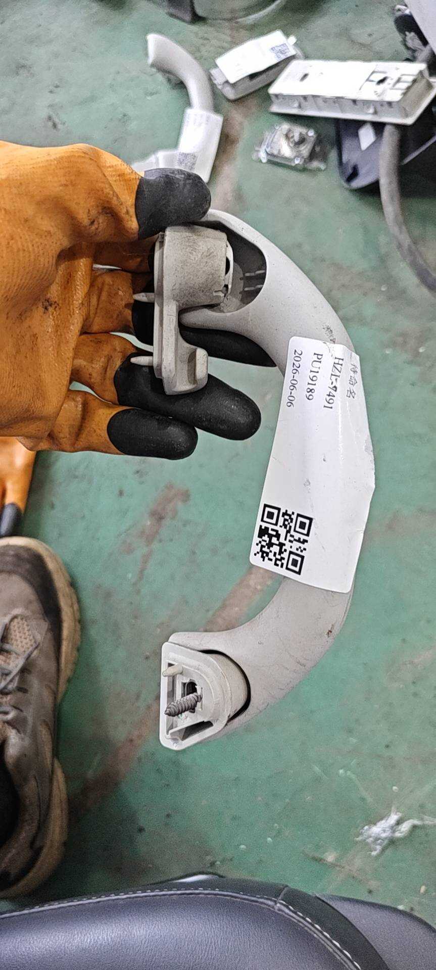 6N0857607AD 车顶扶手(右中)