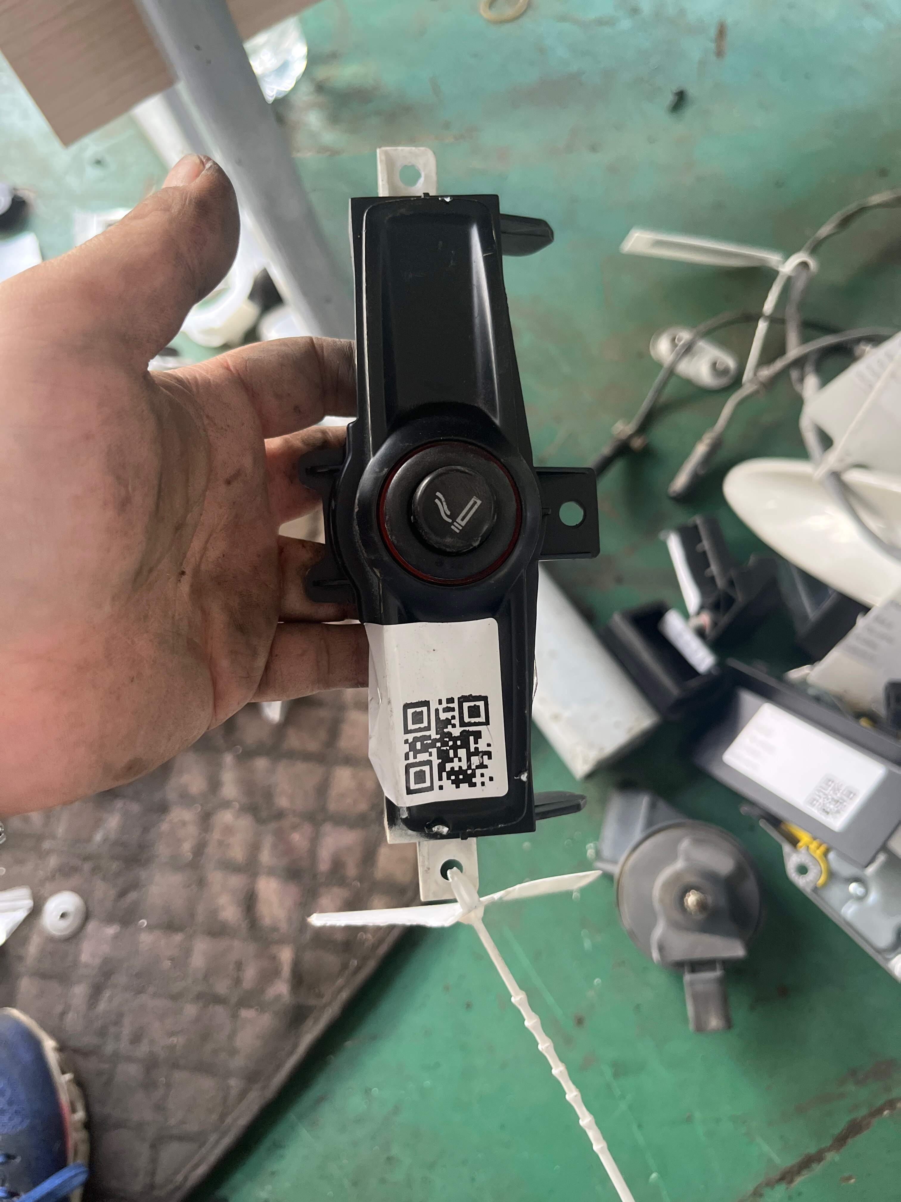 L4FD863351B 中控台点烟器插座（后）