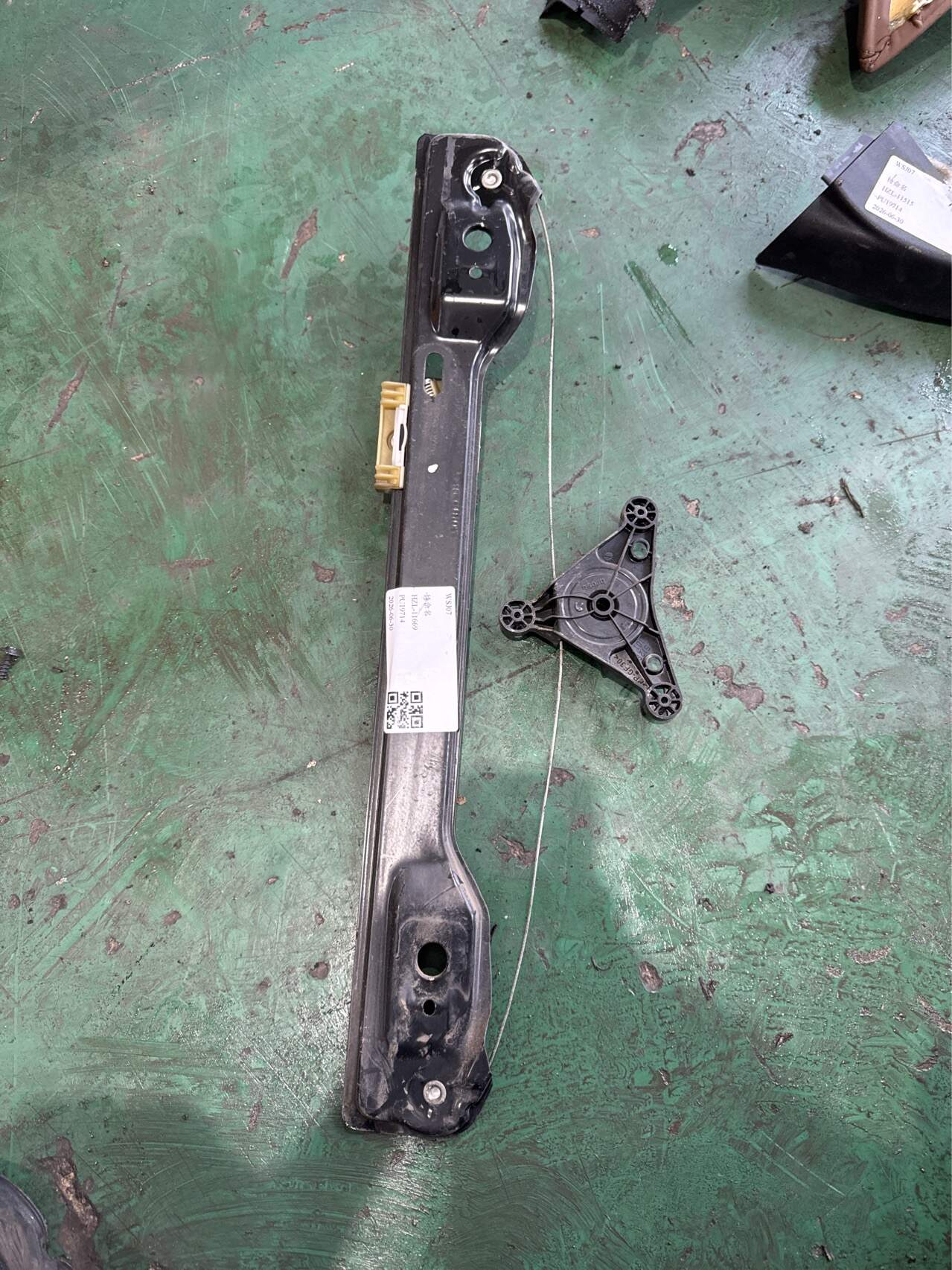 A1667300179 后门玻璃升降支架(左)