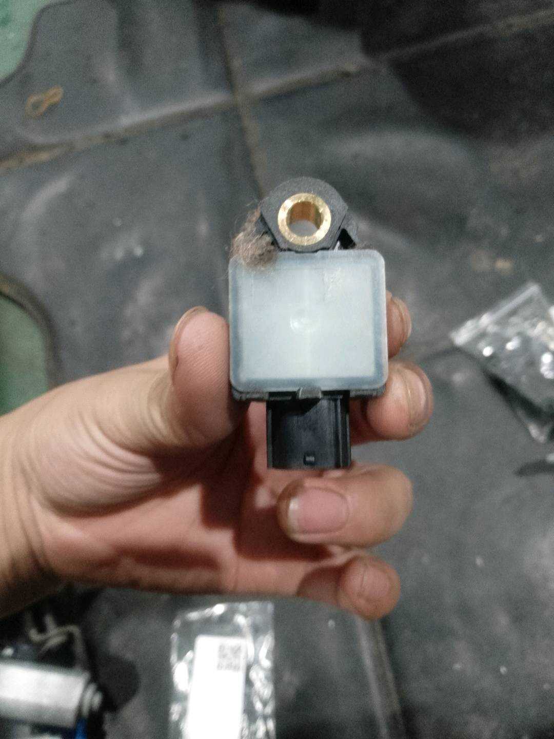 897904Q000 侧气囊传感器（右） 侧气囊传感器（左）
