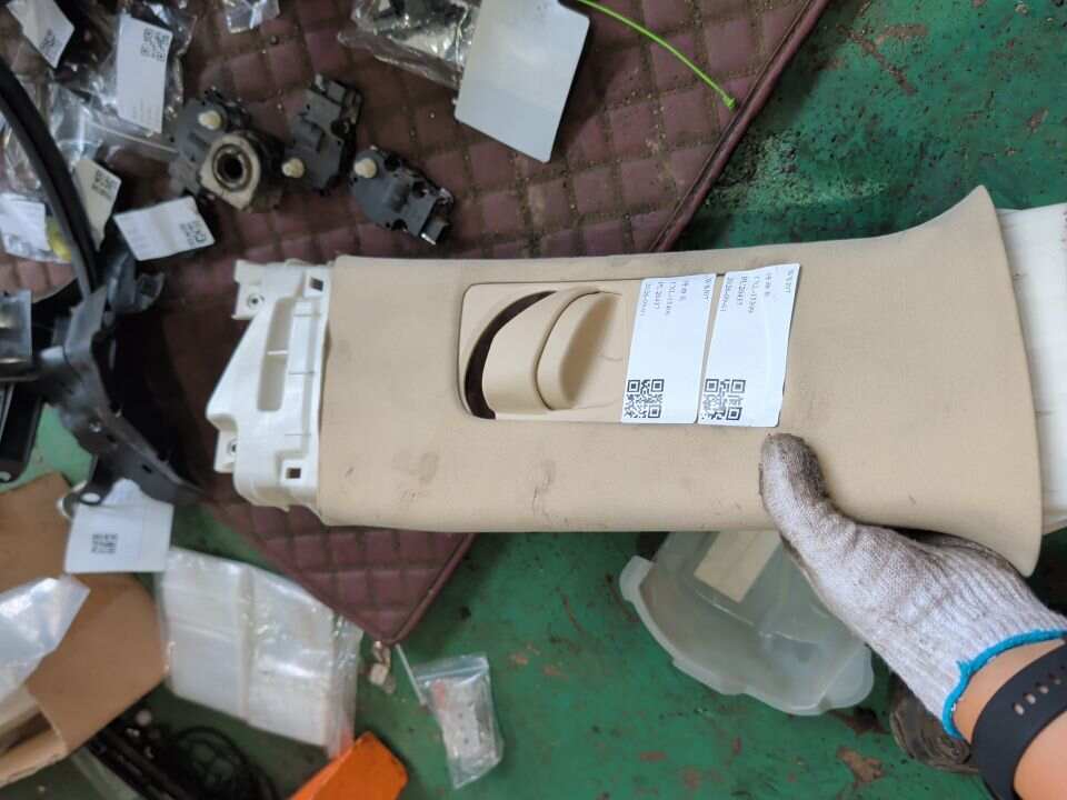 7302353020A1 副驾驶员座椅安全带导向板装饰盖