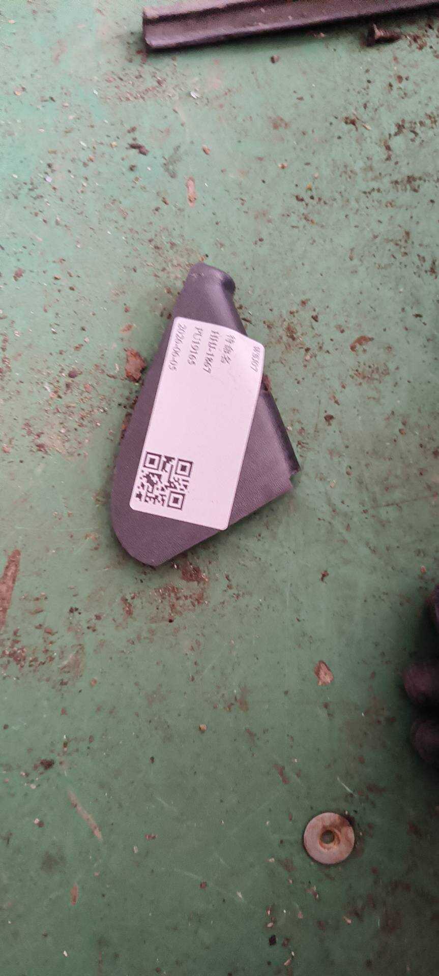 321837994 倒车镜三角饰板(右内)