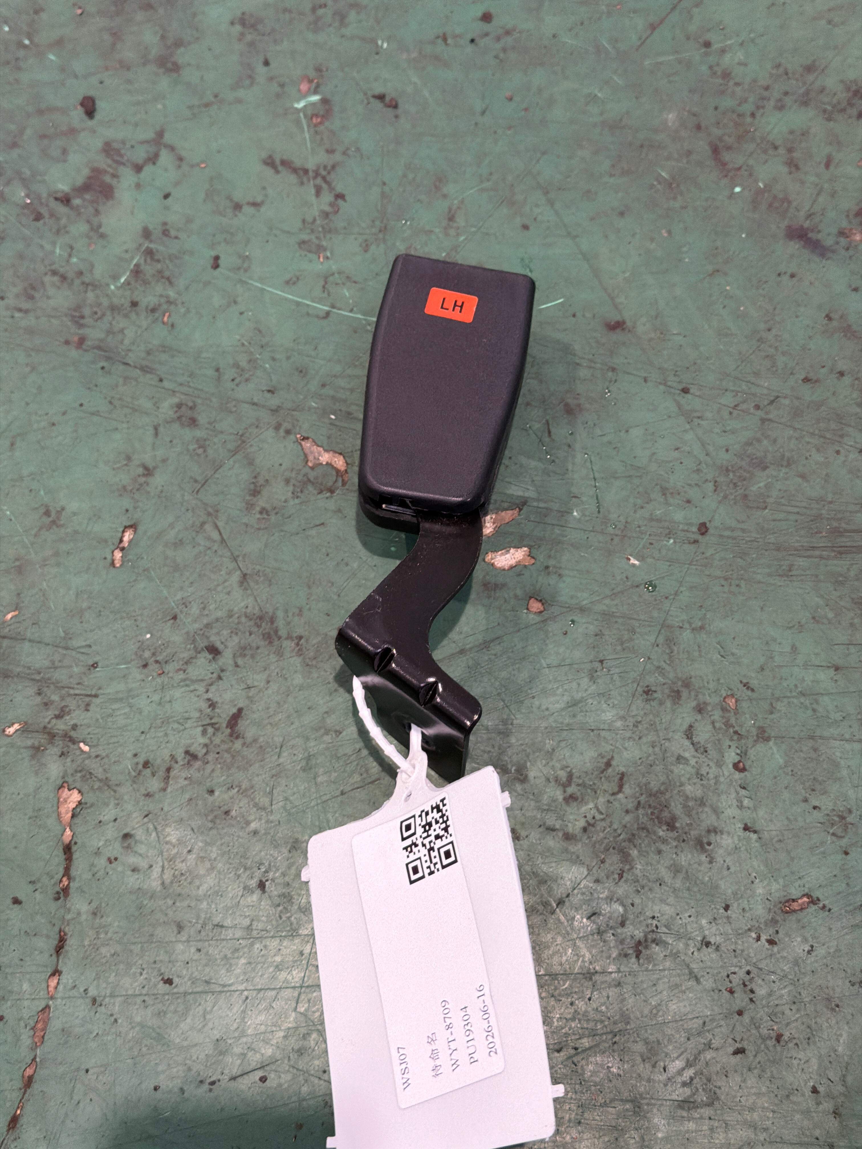 888302C710LK 驾驶员座椅安全带扣