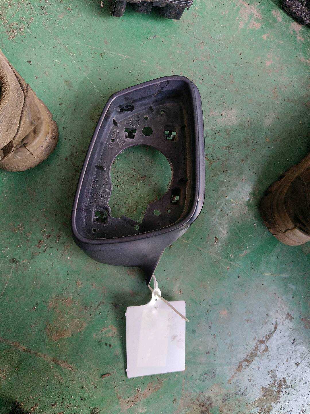 51167216368 倒车镜框(右)