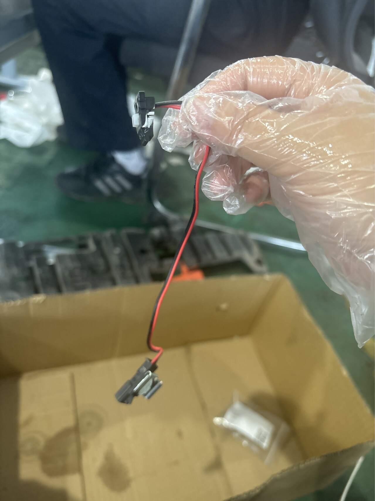 13595119 前门内拉手照明灯(右)