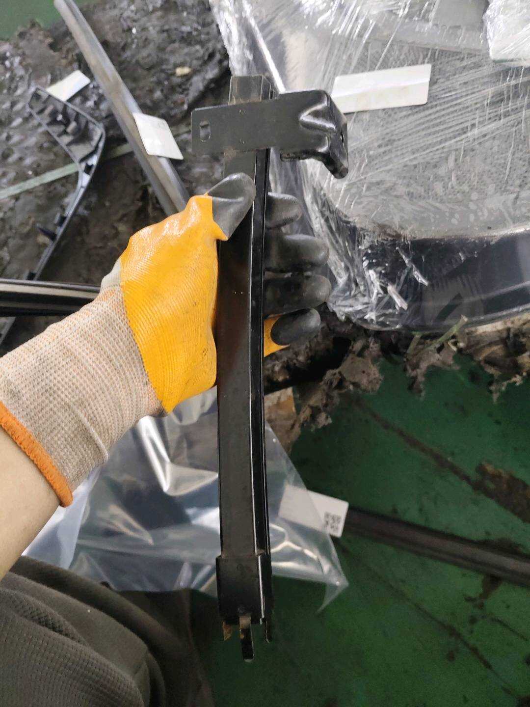 B012386 右前门玻璃下导轨