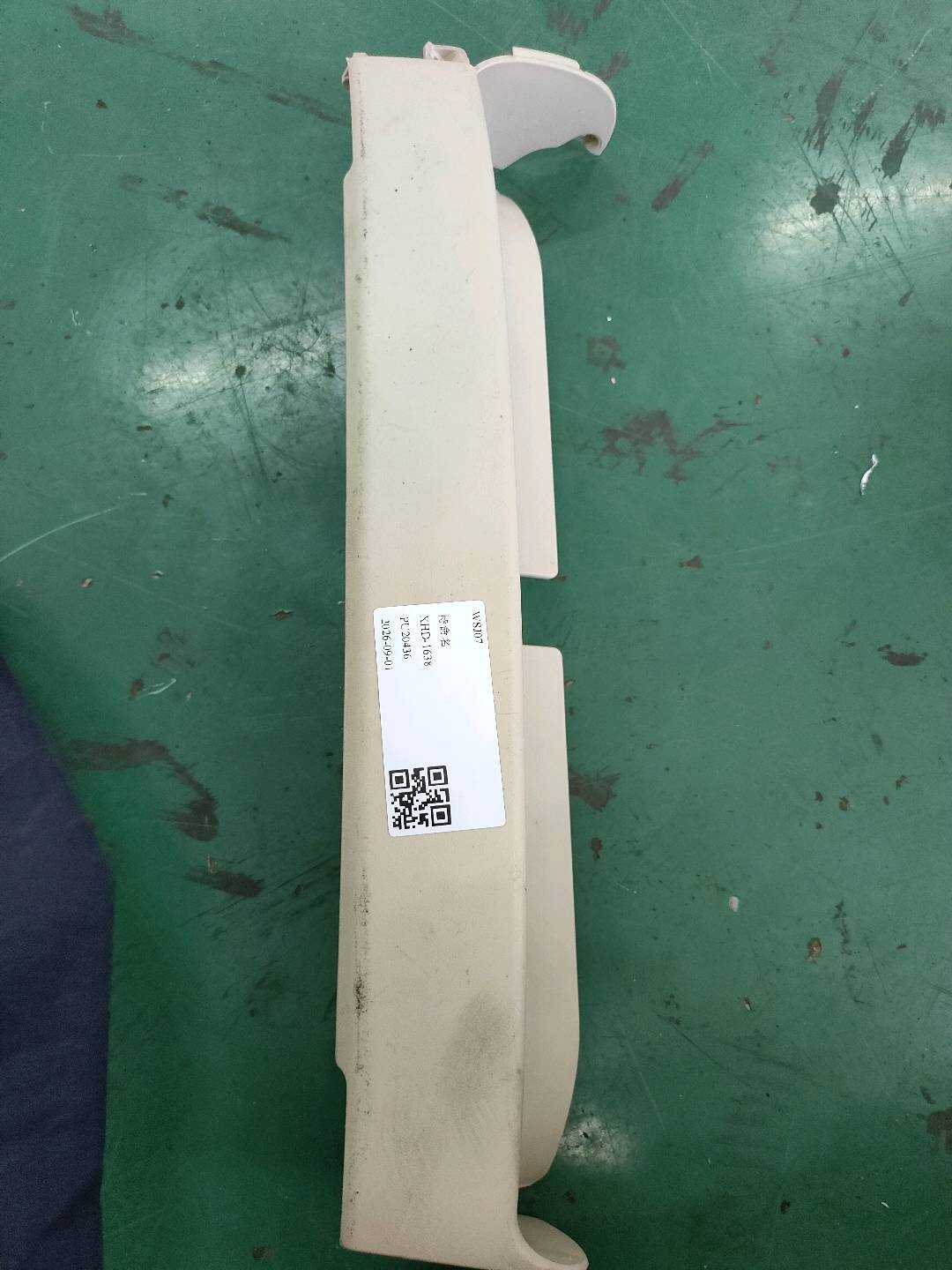 7186748060A0 前排右侧1号座椅座垫内护板