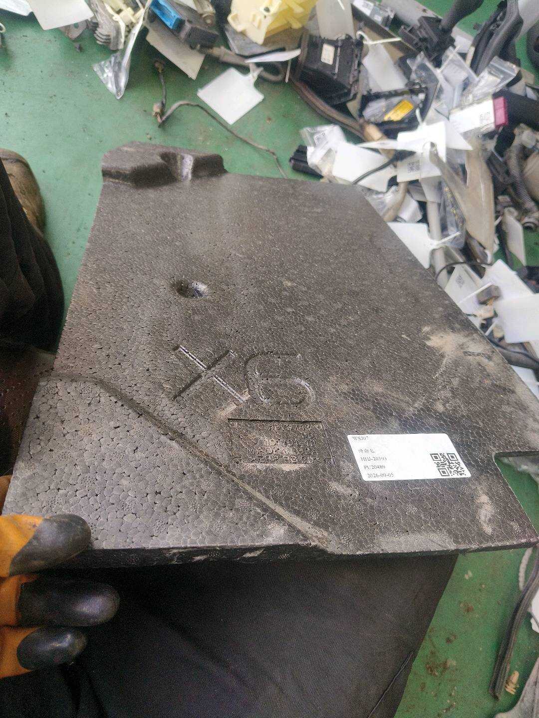 51476979743 行李箱底板插入件(左)