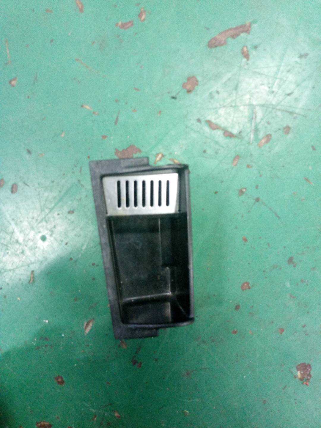 51427025547 后门内饰板烟灰盒（左）