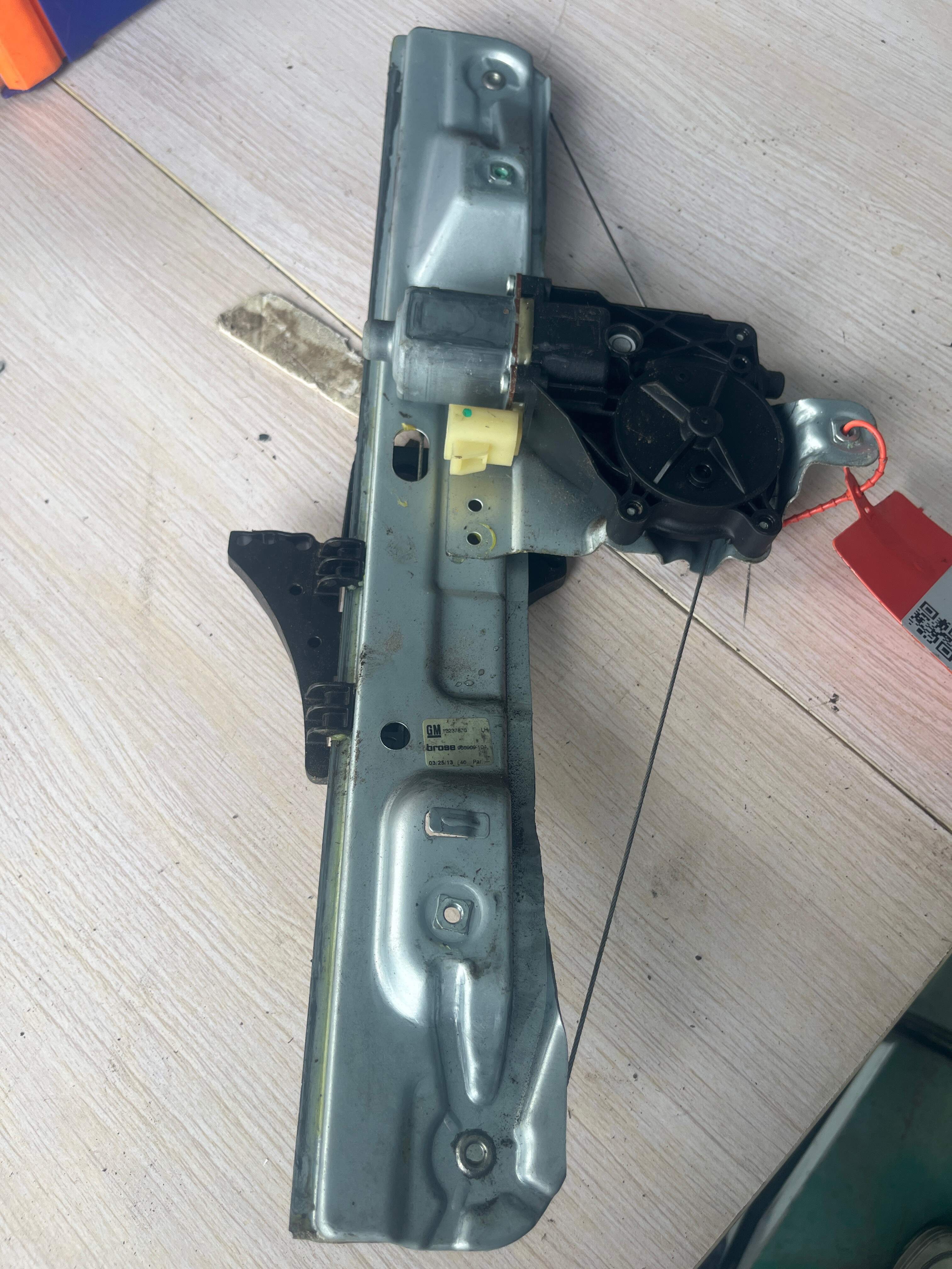 13306925 后门玻璃升降器总成（左）