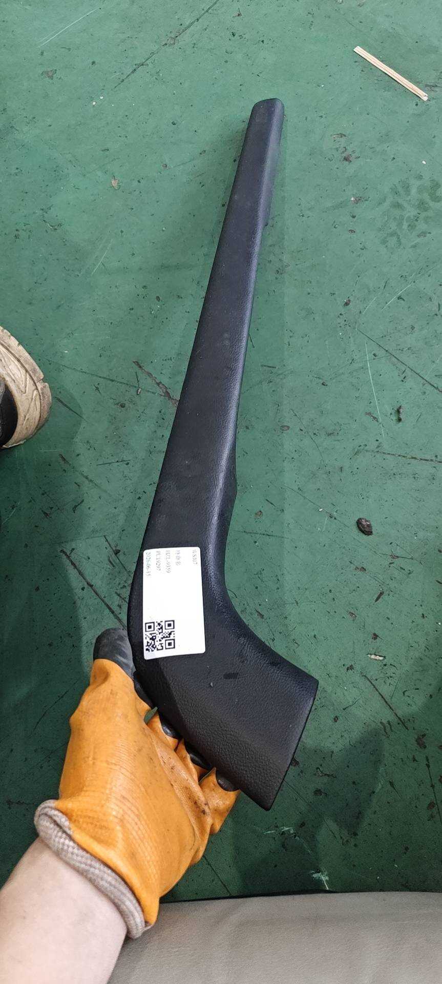 EM2BR061A16BD3ZHE Center Console Trim Strip, Right