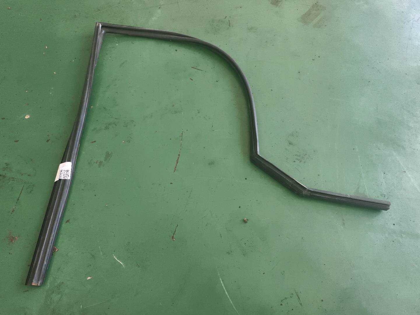 835300U000 后门玻璃绒槽(左)