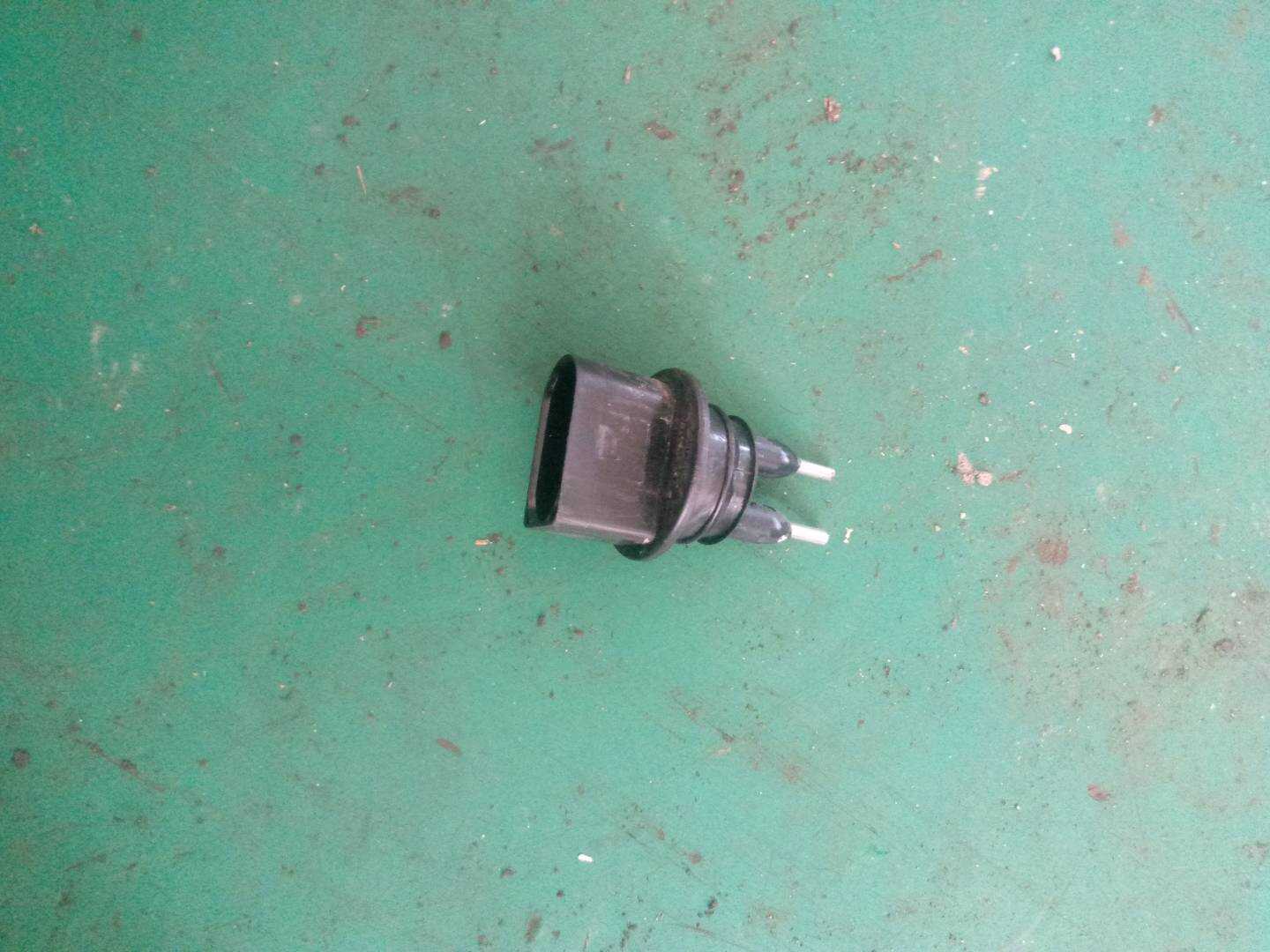L7M0919376 前风挡雨刮洗涤器液位传感器