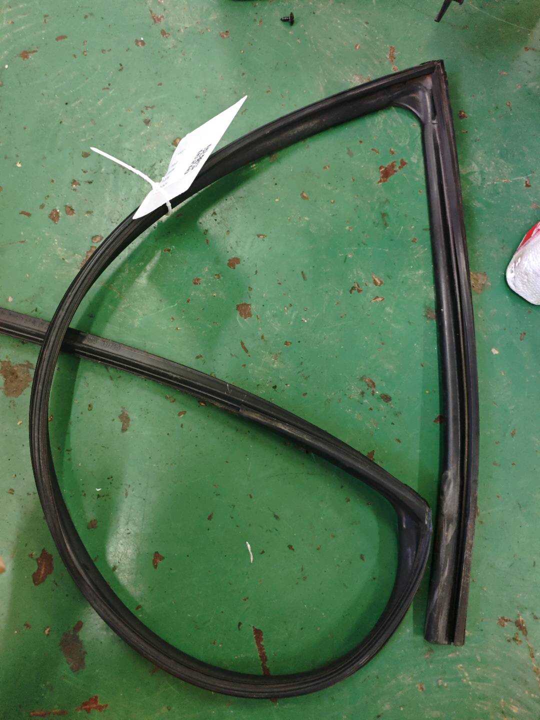 825303S000 前门玻璃绒槽(左)