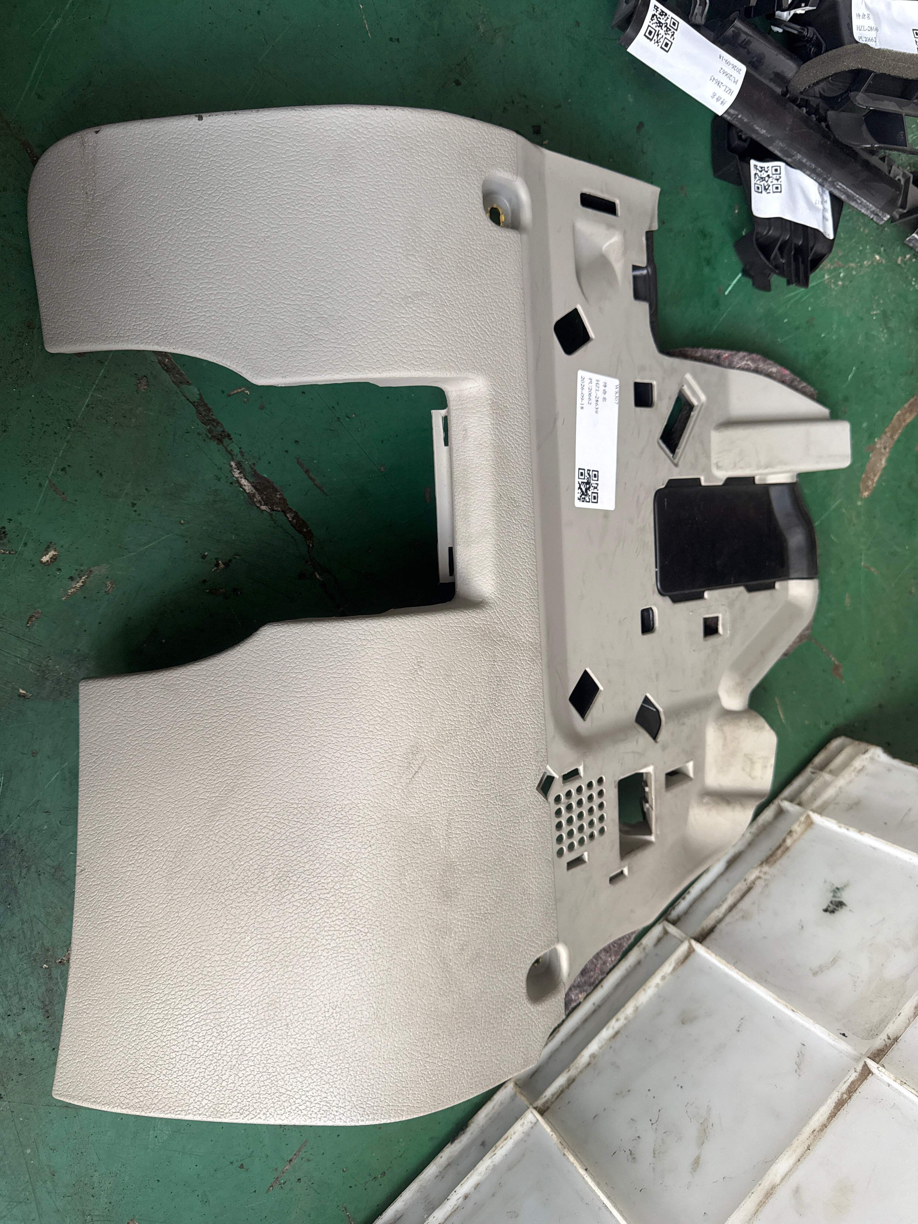 4FD863075A 仪表台杂物箱(左)