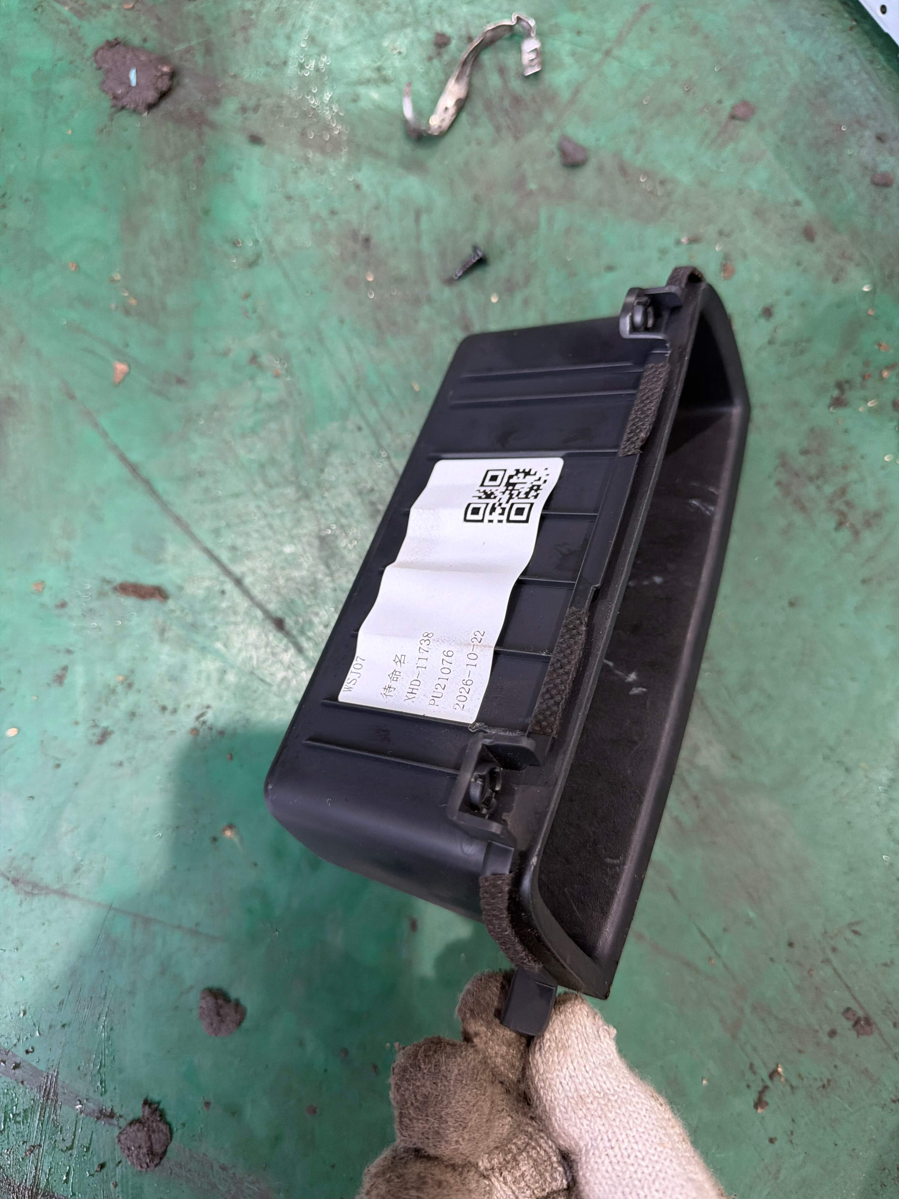 847424X000WK Dashboard Glove Box (Lower Middle)